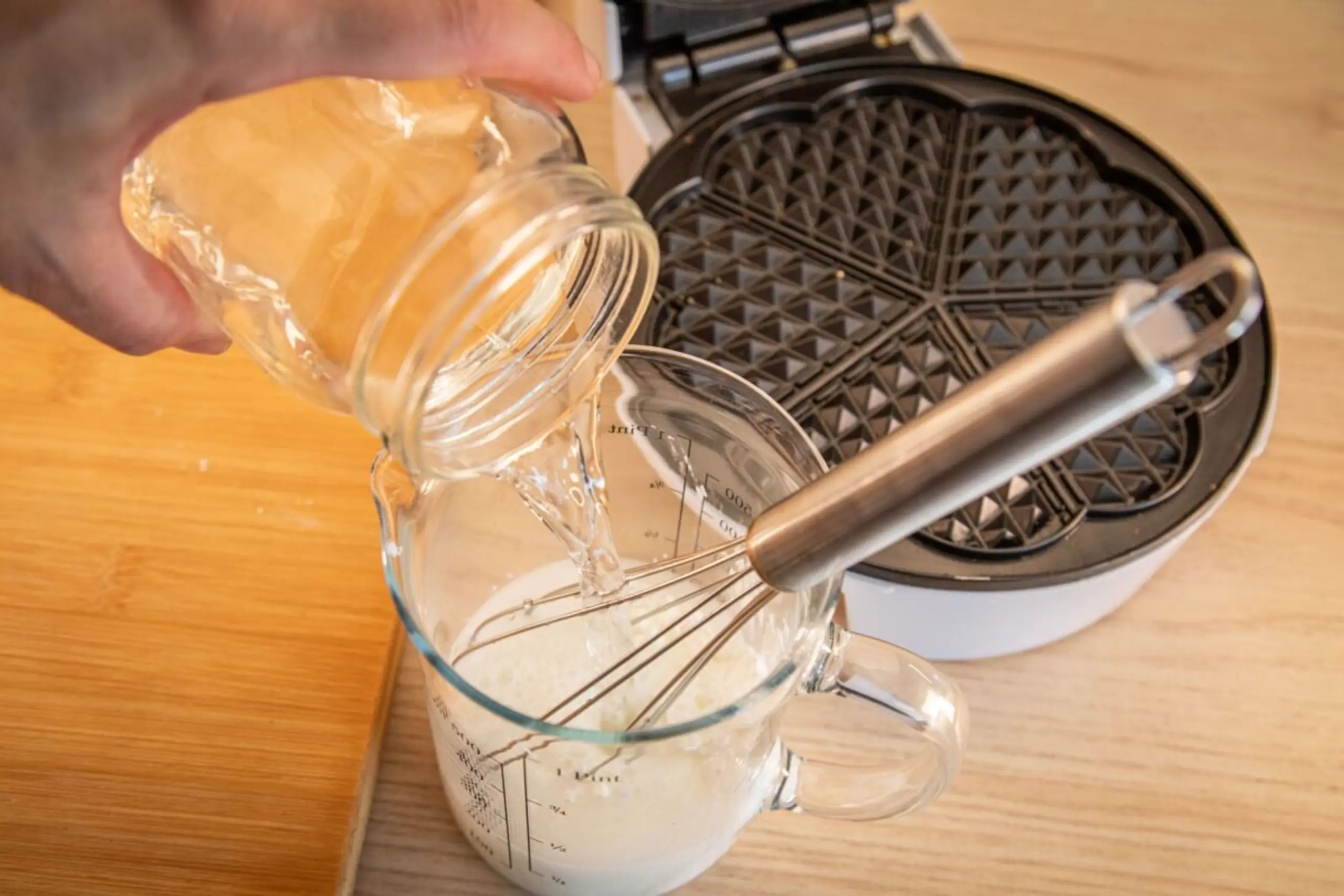 Mit Wasser und Speisestärke lassen sich Teigreste entfernen