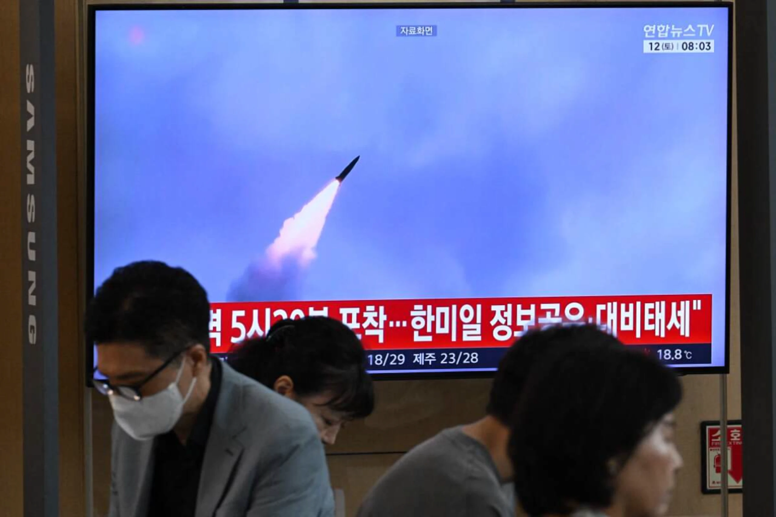 Bilder des Raketenabschusses auf öffentlichem Monitor in Seoul