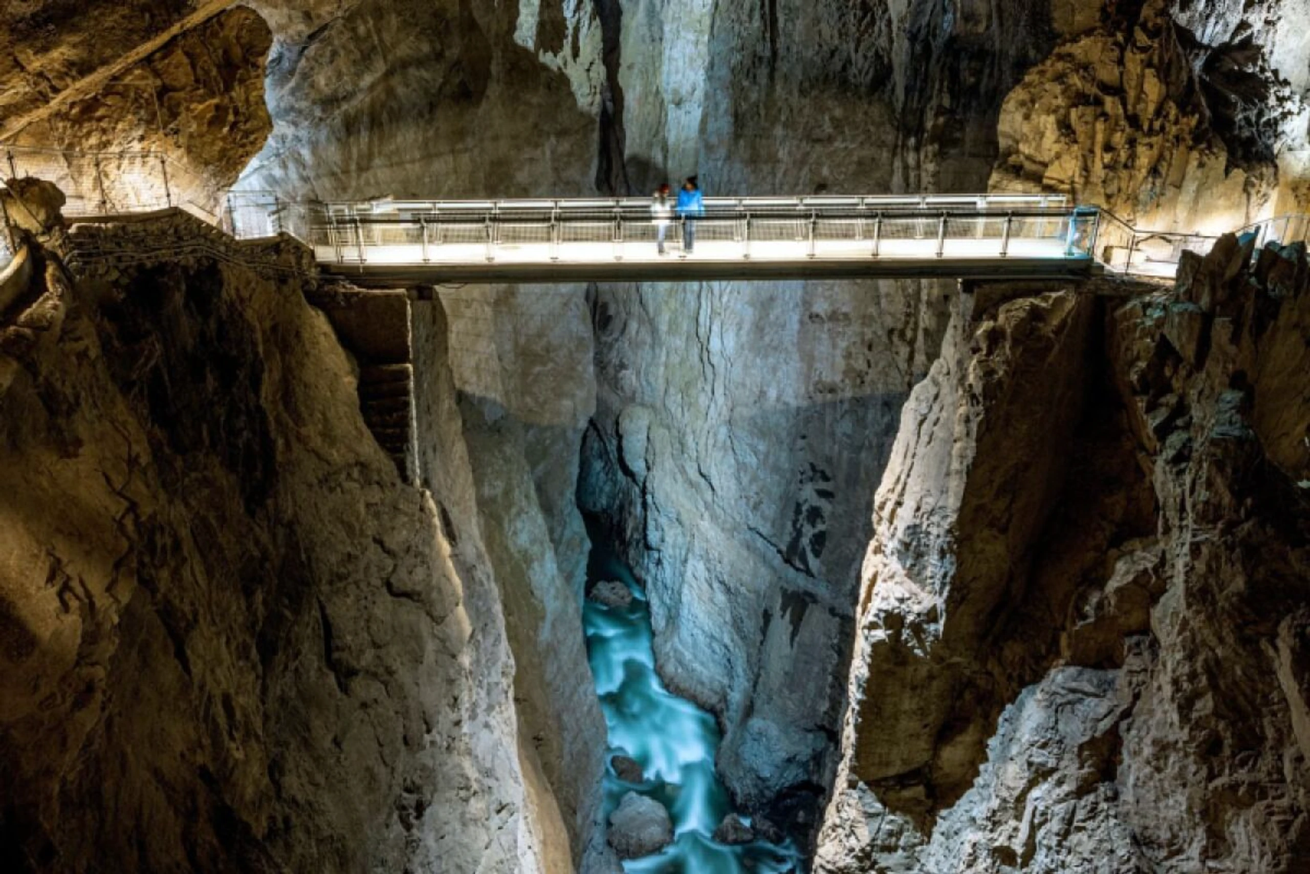 Über den Canyon führt eine lange, schmale Brücke