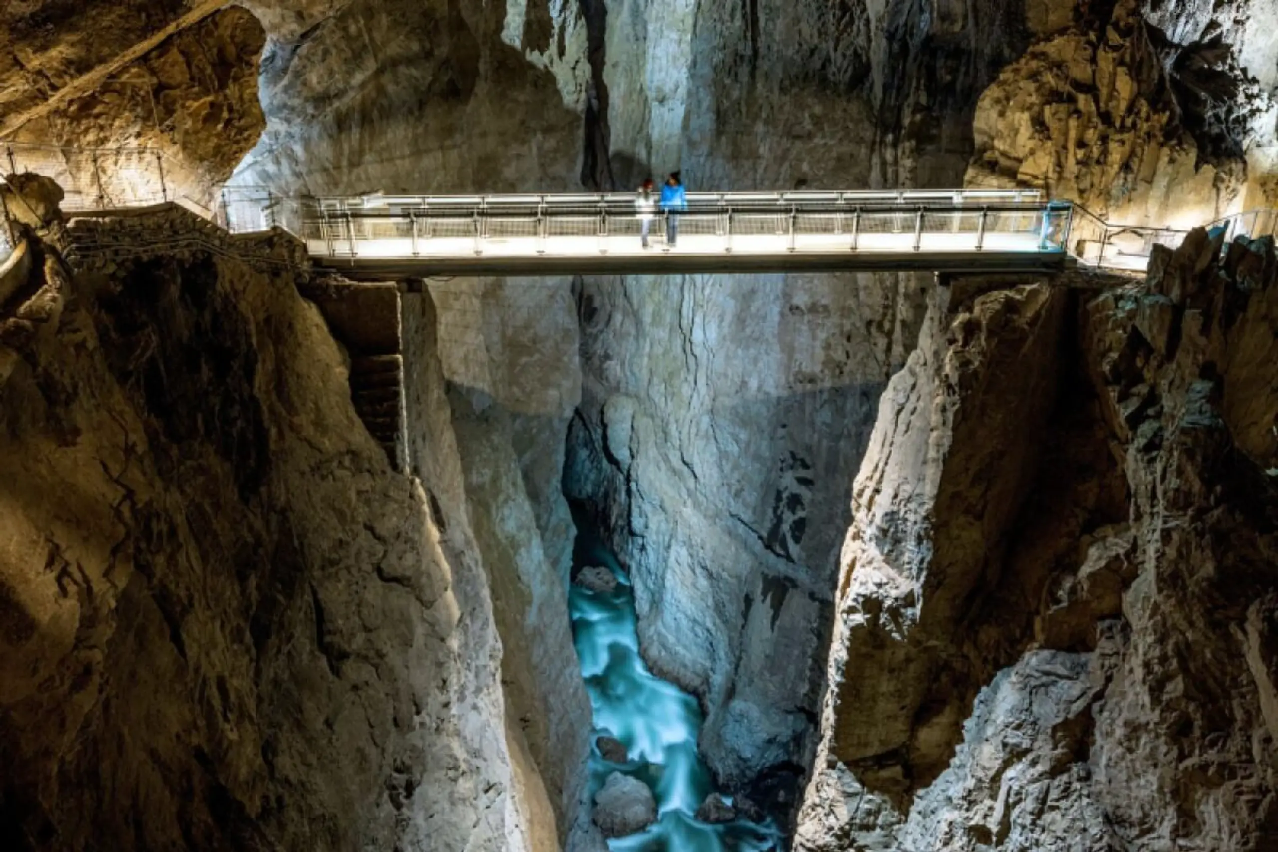 Über den Canyon führt eine lange, schmale Brücke