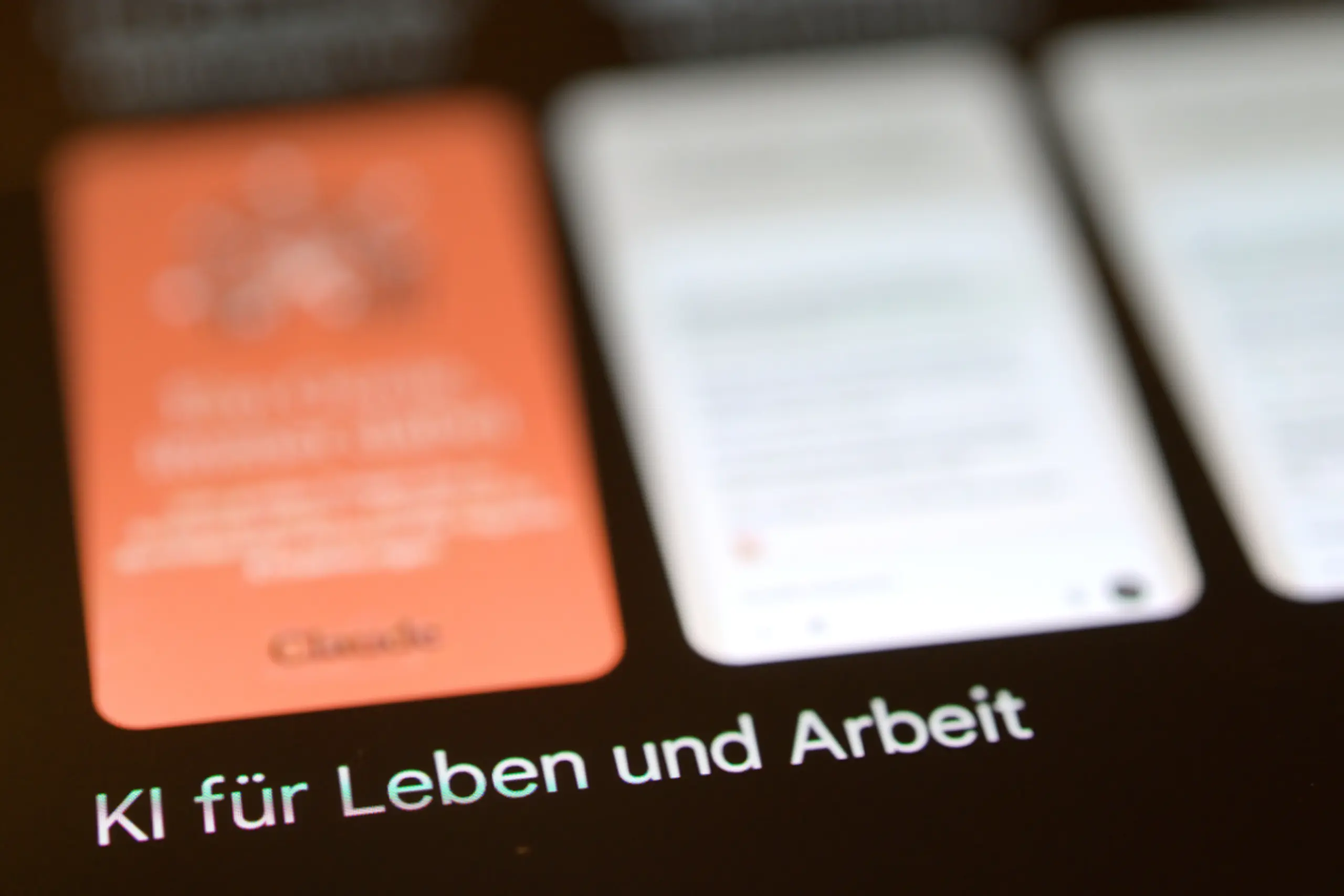 Rund um die Entwicklung von KI-Systemen gehen die Wogen aktuell hoch