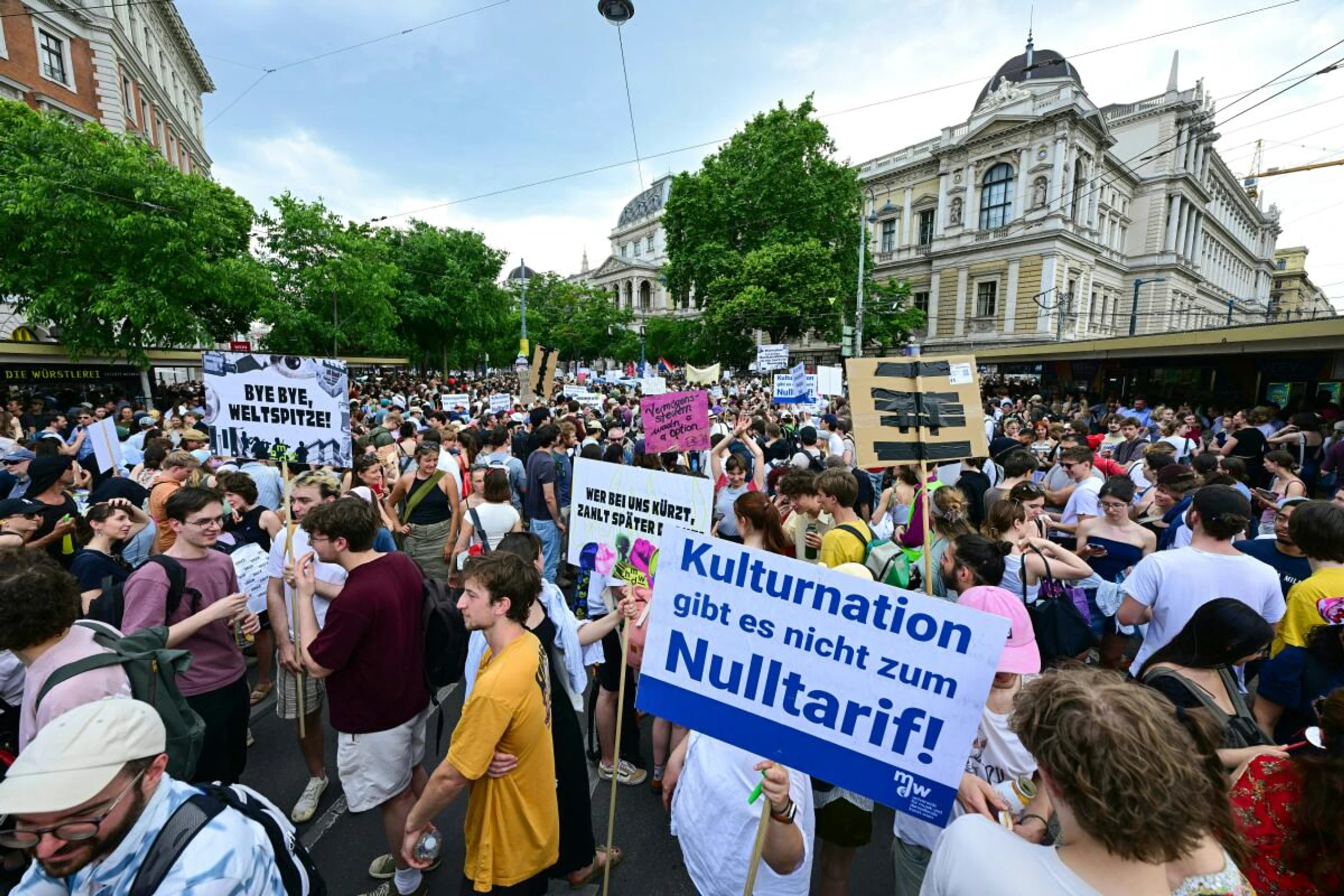 Vor dem Sommer gab es erste Proteste für ein höheres Uni-Budget