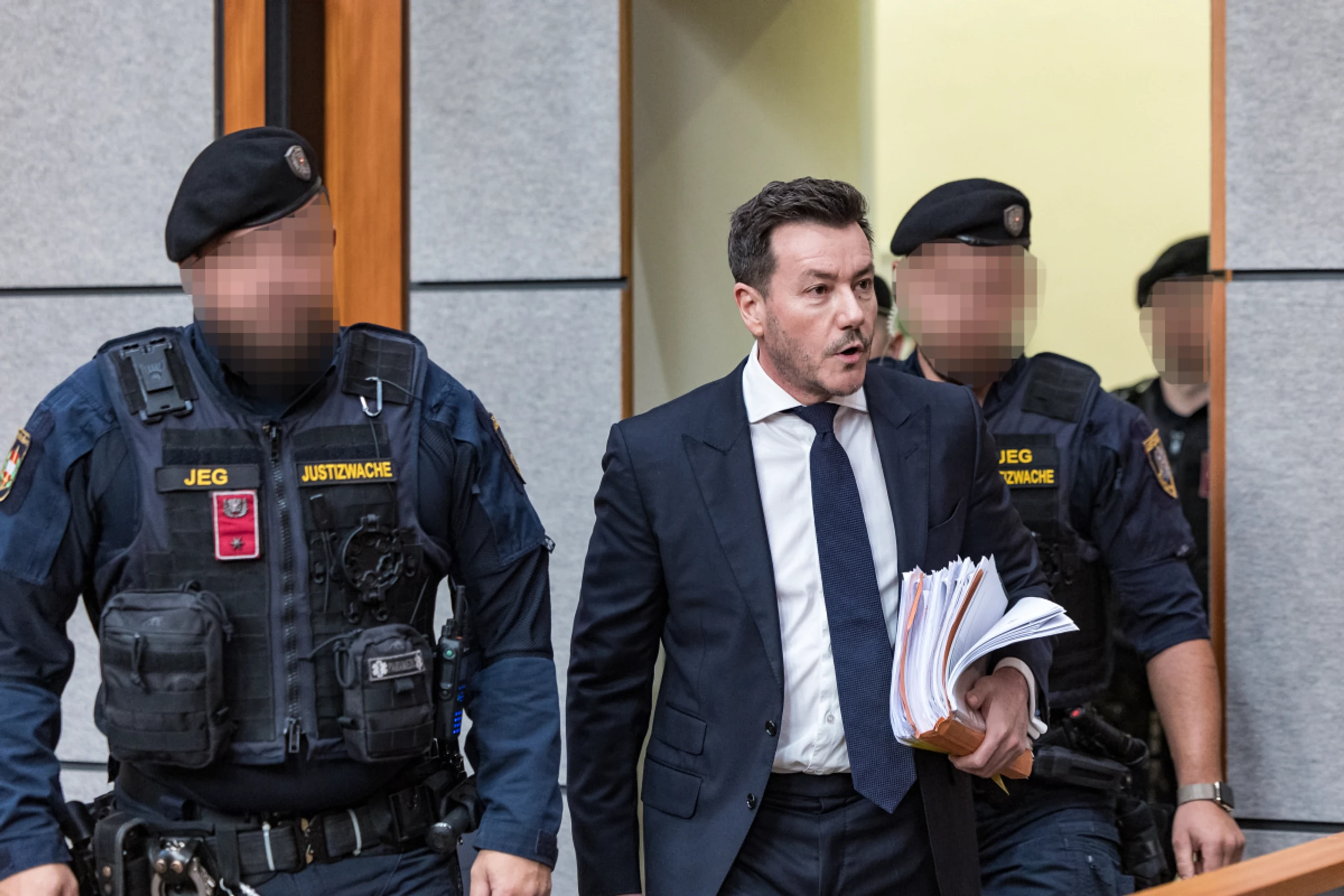 Benko wurde in den Schwurgerichtssaal geführt
