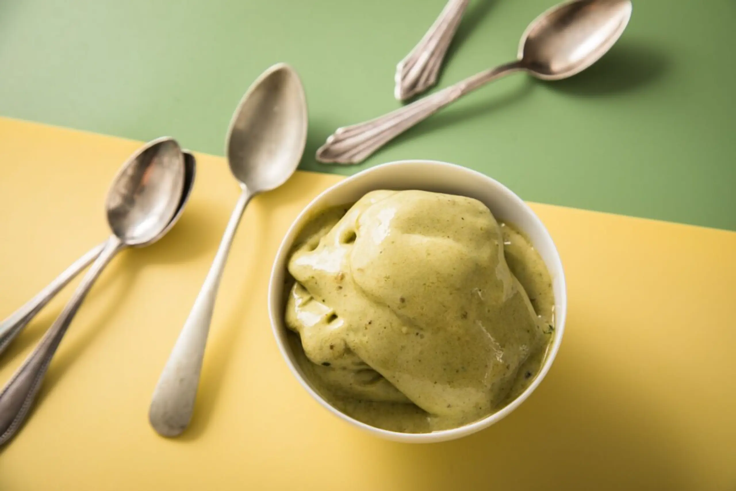 Zuckerfrei und vegan ist diese Nice-Cream aus Matcha