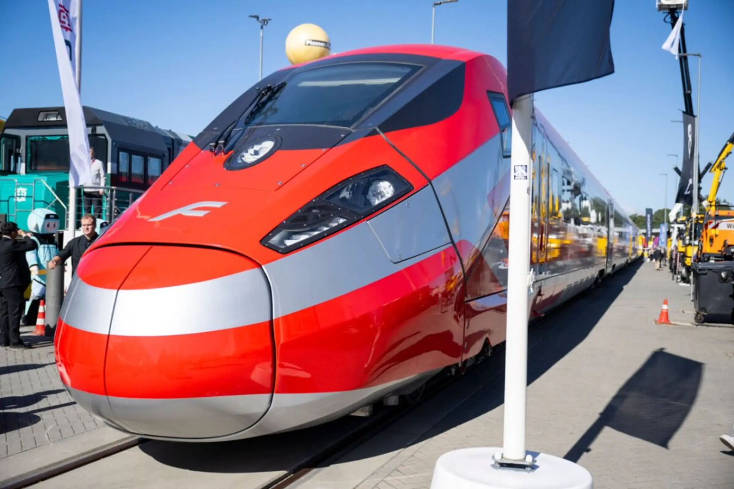 Der italienische Schnellzug Frecciarossa des Herstellers Hitachi