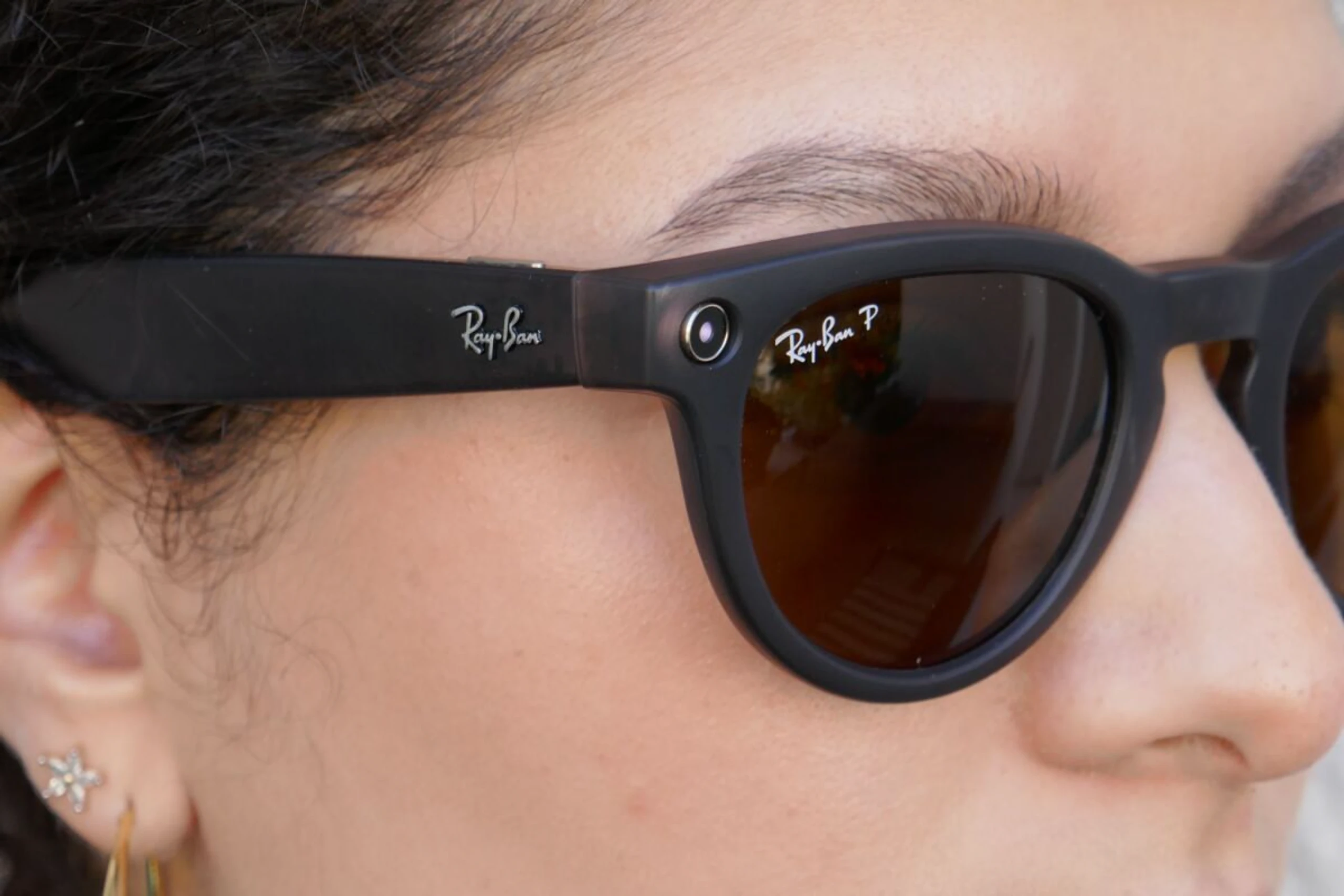 ++ ARCHIVBILD ++ Die LED-Anzeige an der Brille von Ray Ban leuchtet bei Video-Audnahme