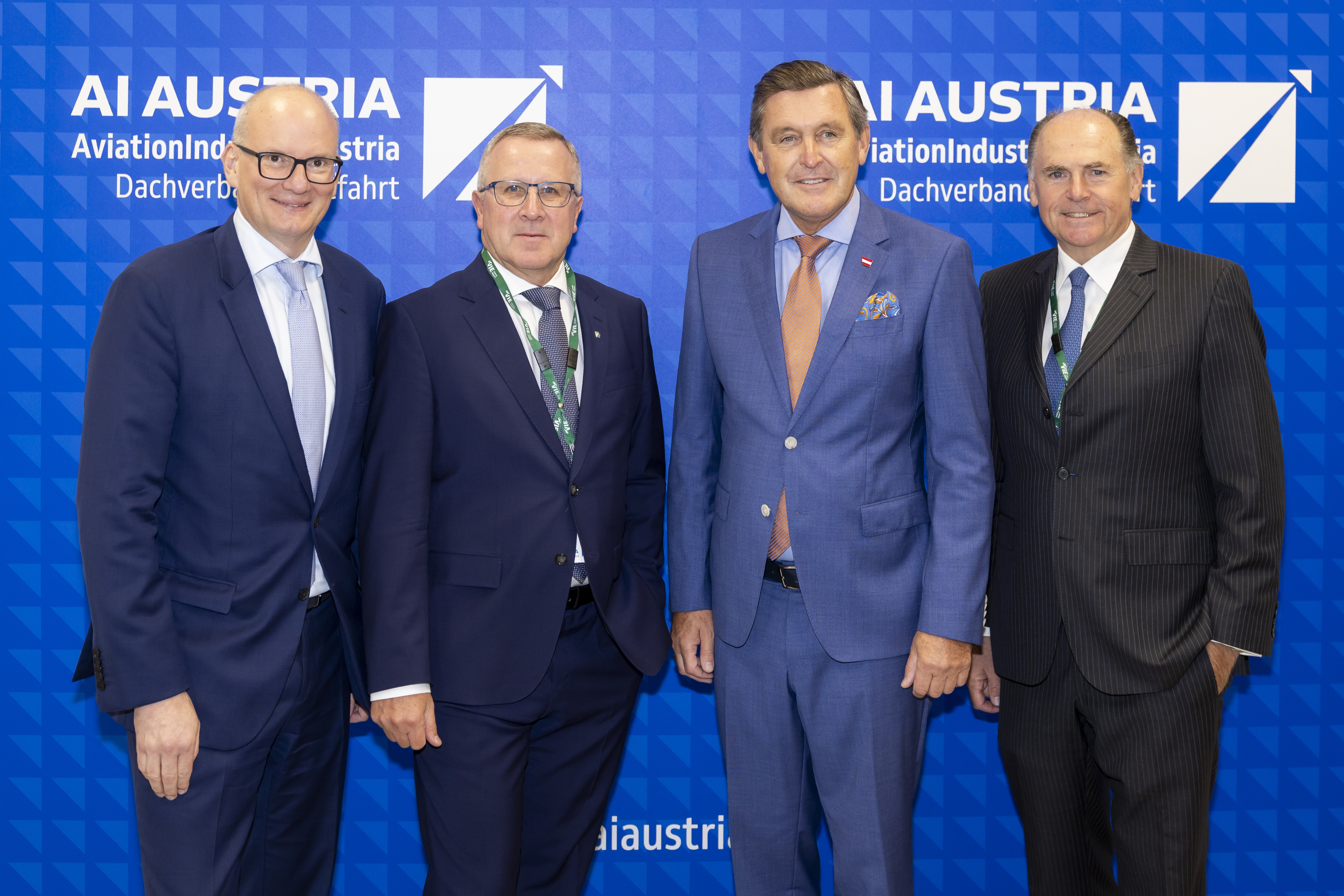 (v.l.n.r.) Flughafen Wien-Vorstand und AIA-Vize-Präsident Julian Jäger, FACC-CEO und AIA-Präsident Robert Machtlinger, Bunde…