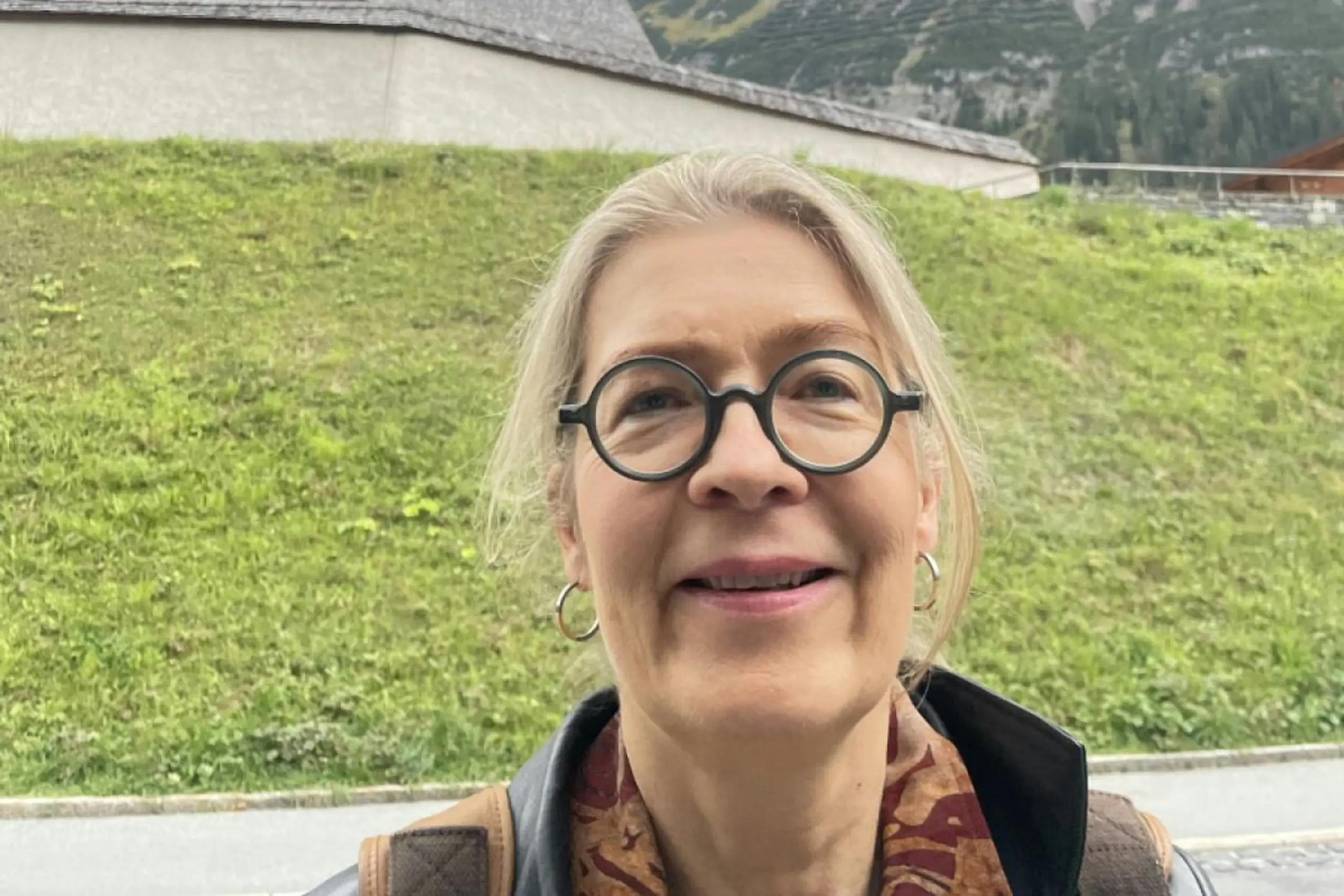 Preisträgerin Maria-Sibylla Lotter vor der Kirche von Lech