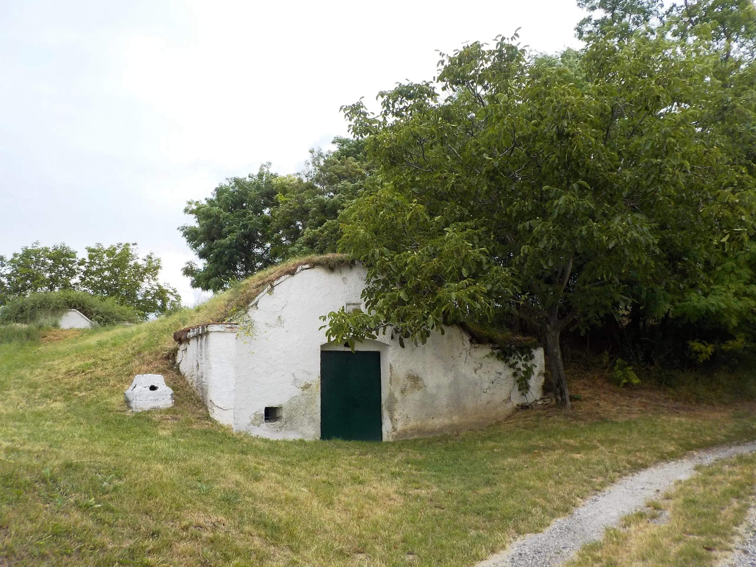 Historische Kellergasse mit Presshäusern im Weinviertel