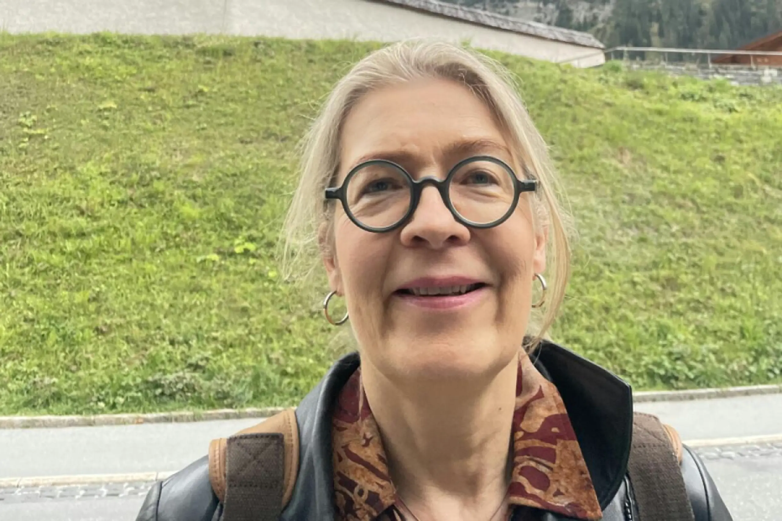 Preisträgerin Maria-Sibylla Lotter vor der Kirche von Lech