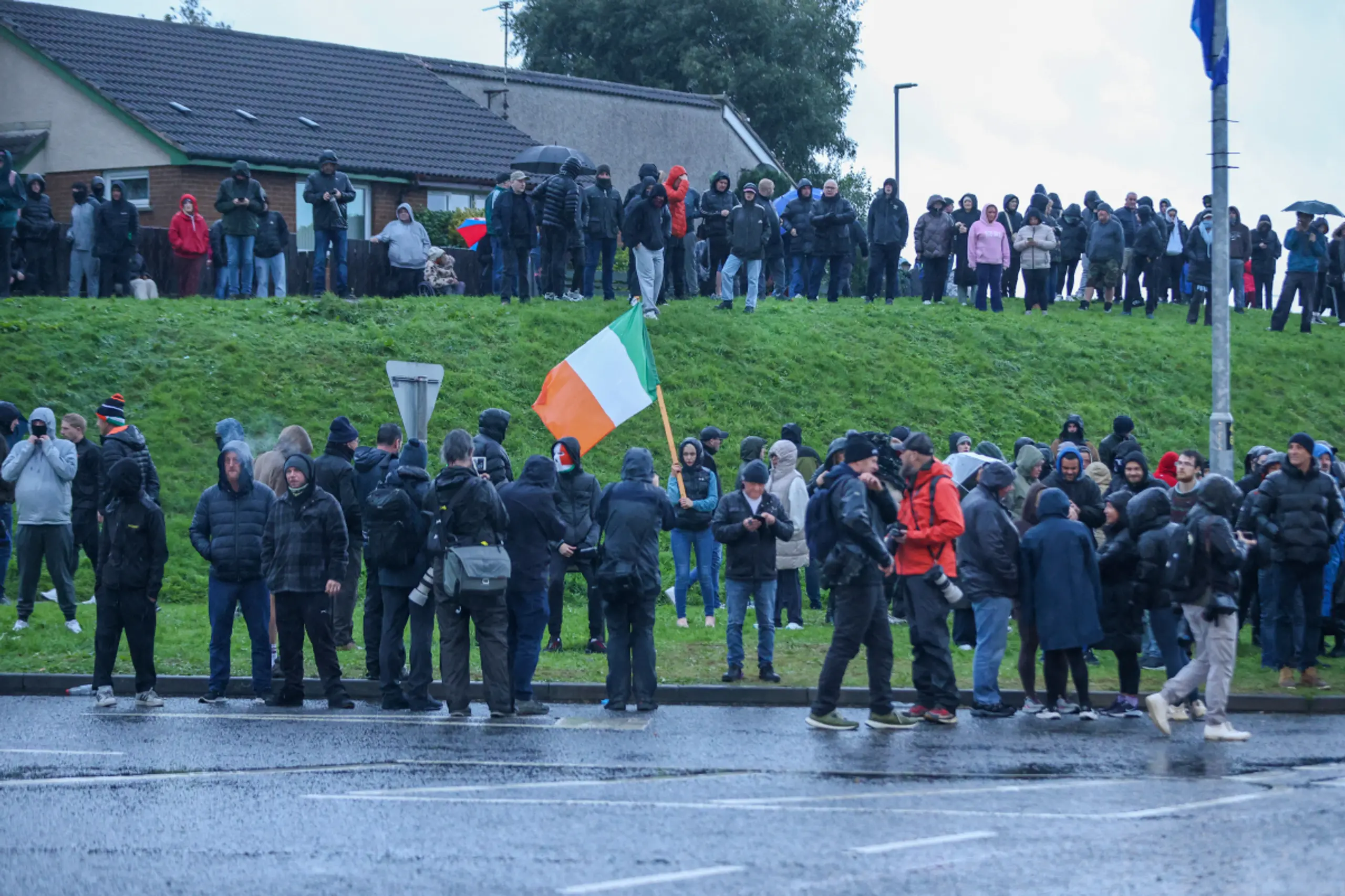 Hunderte Gegendemonstranten trotzten dem Regen