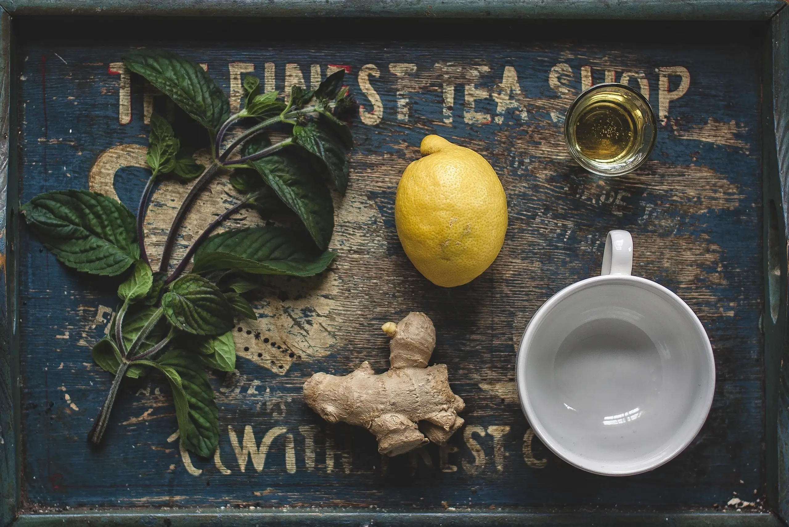 Tasse Tee mit Honig, Zitrone und Ingwer als klassisches Hausmittel bei Husten