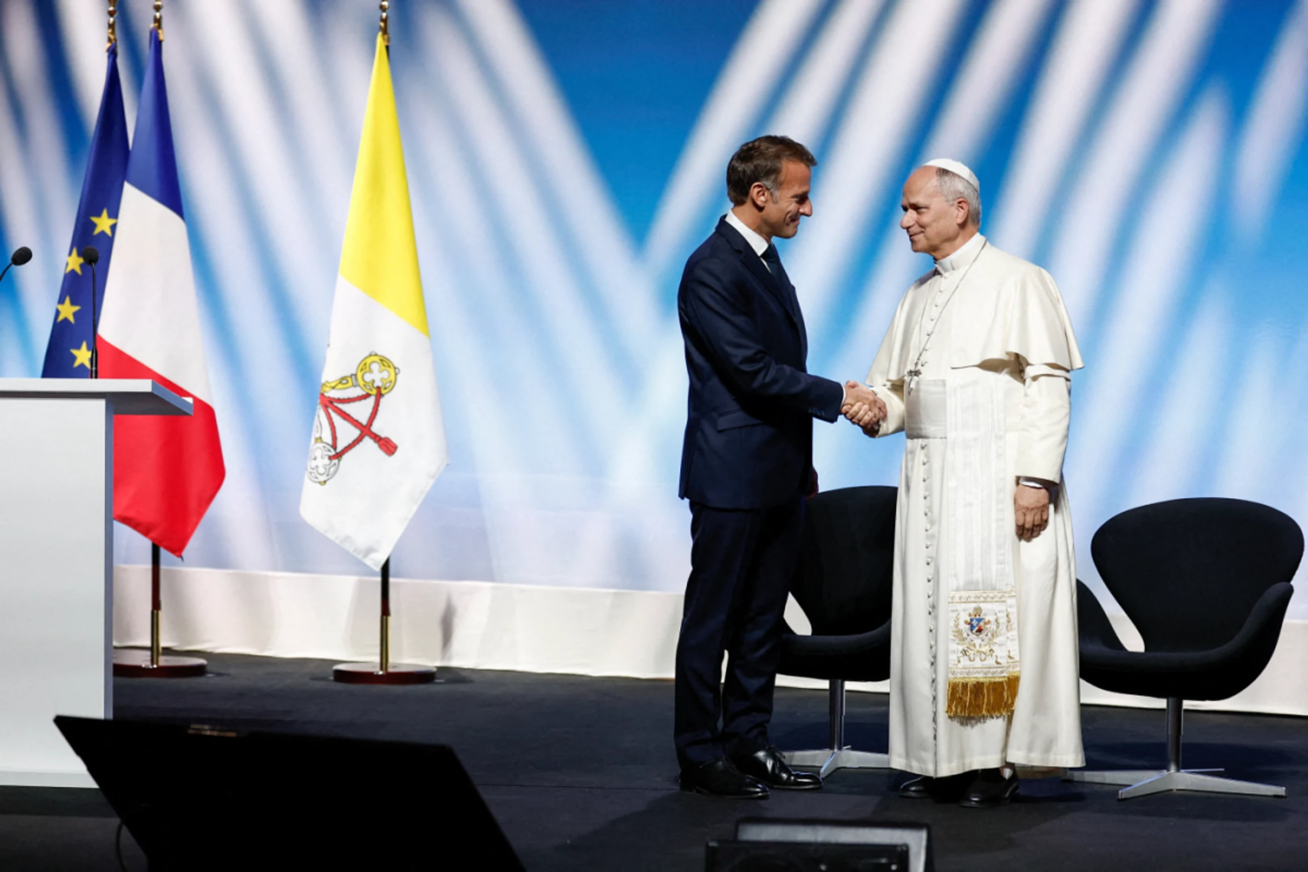 Papst Leo in Metz mit Frankreichs Präsident Macron (li)