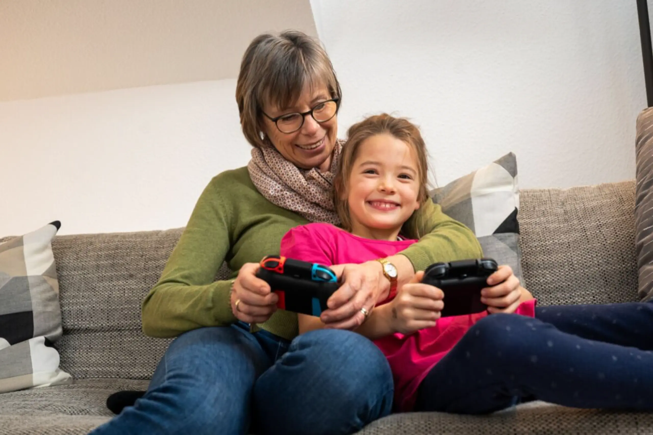 Bei Oma gibt es kein Bildschirmlimit? Das kann Eltern Sorge bereiten