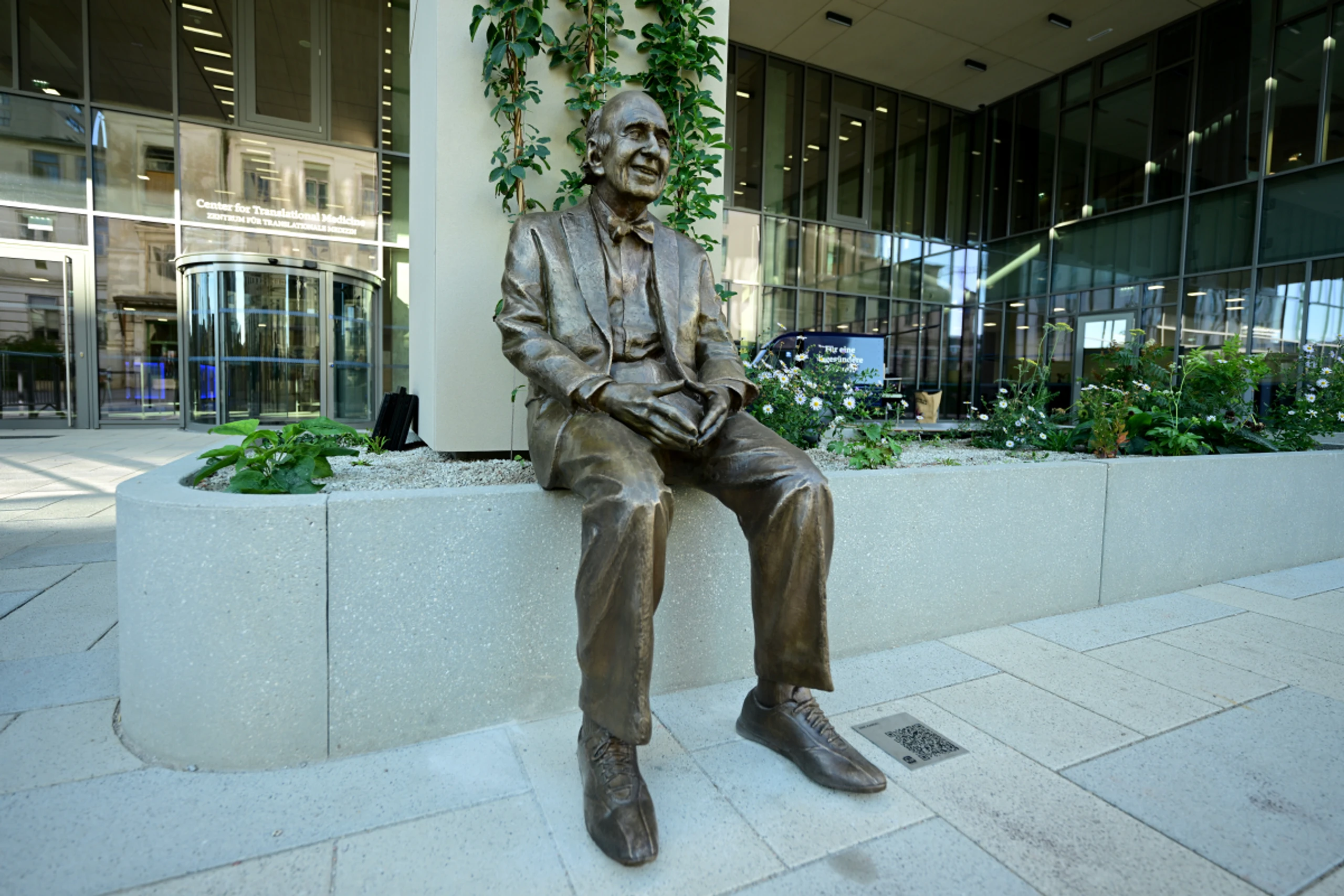 Eric Kandel grüßt am Eingang des Gebäudekomplexes als Bronzestatue