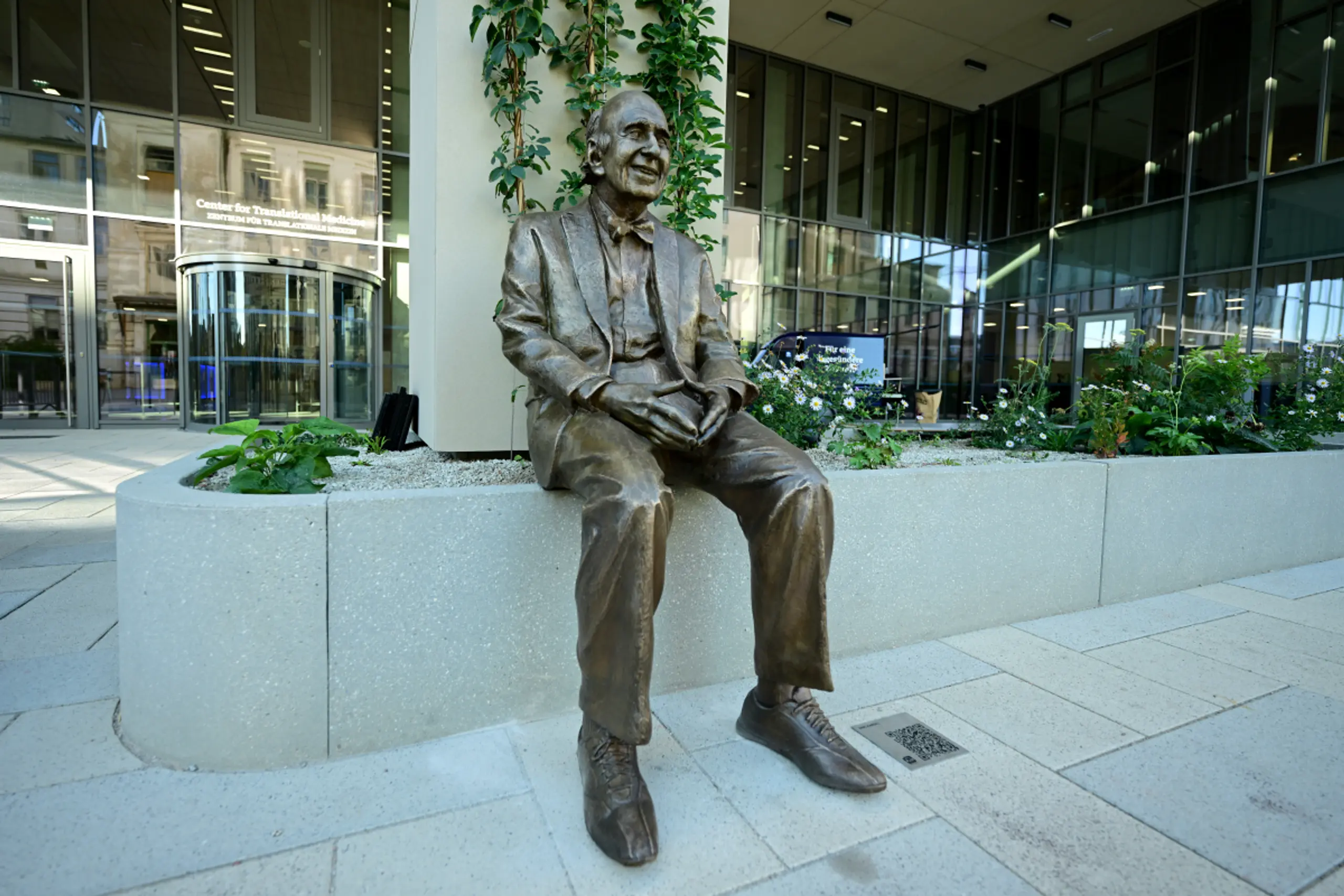 Eric Kandel grüßt am Eingang des Gebäudekomplexes als Bronzestatue