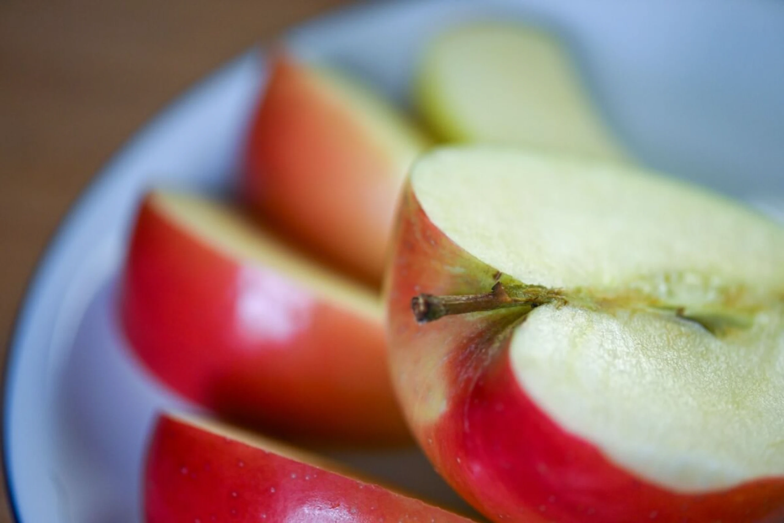 ++ ARCHIVBILD ++ Wie stark ein Apfel sich verfärbt, hängt auch von der Sorte ab