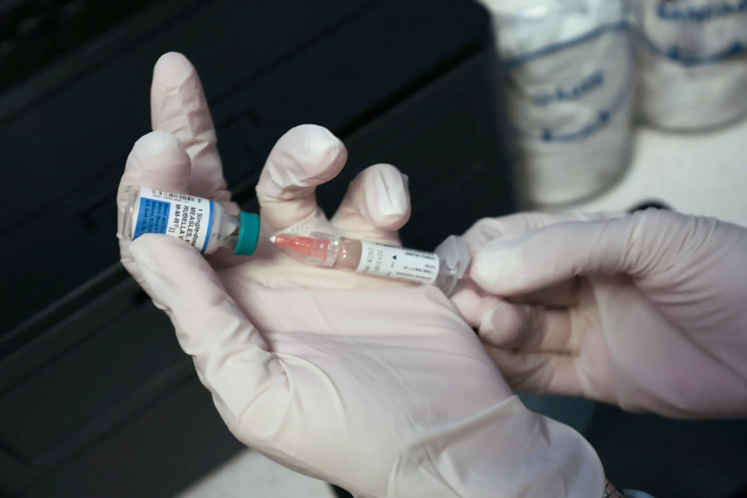 Impfbefugnis auf Apotheker und Sanitäter ausgeweitet