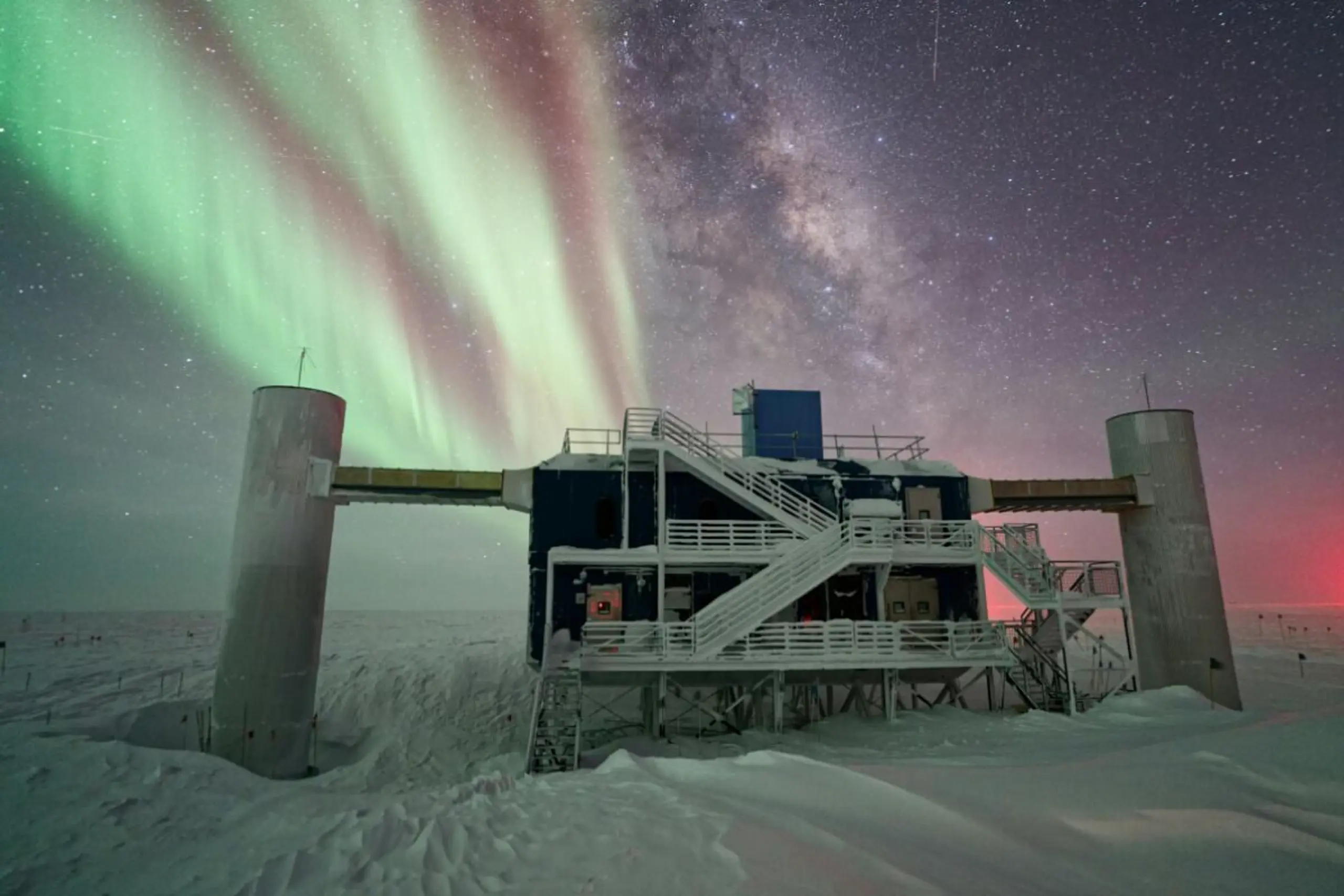 IceCube-Observatorium am Südpol macht Jagd auf kosmische Neutrinos