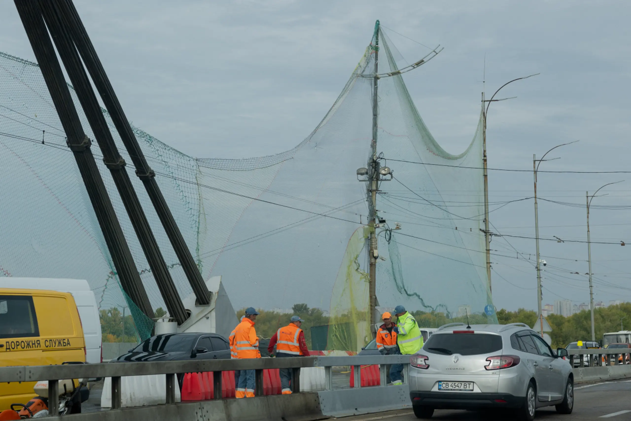 Zentrale Kiewer Brücke wird durch Netze gesichert