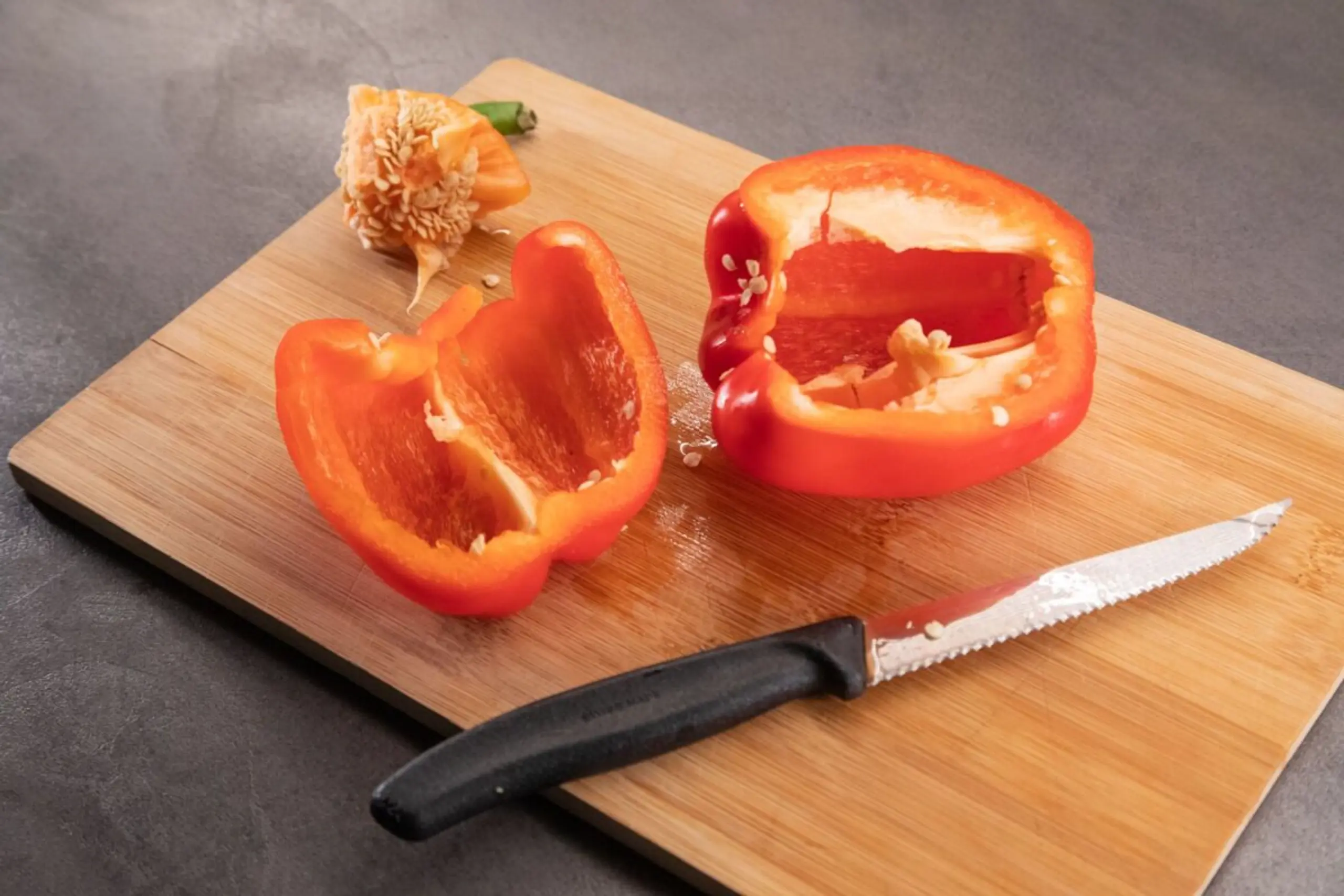 Es bleiben einige Kerne und Teile der weißen Trennwände in der Paprika