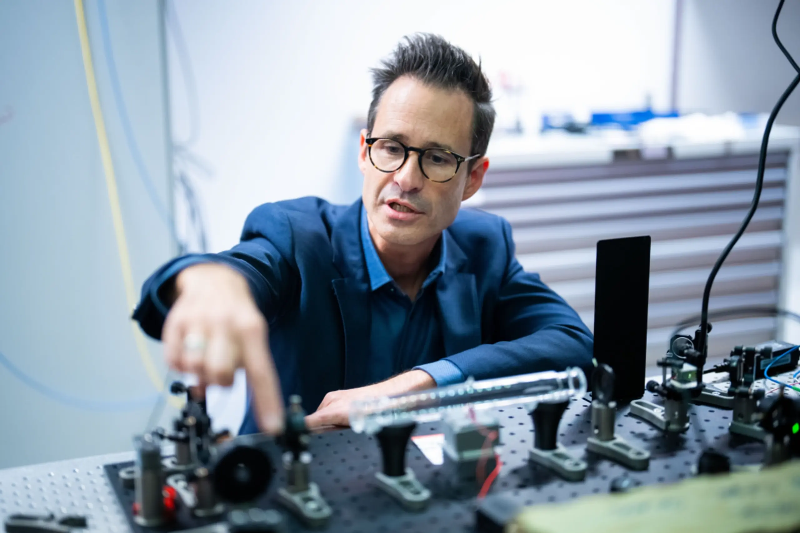 Thorsten Schumm erklärt den Aufbau seiner Atomkernuhr