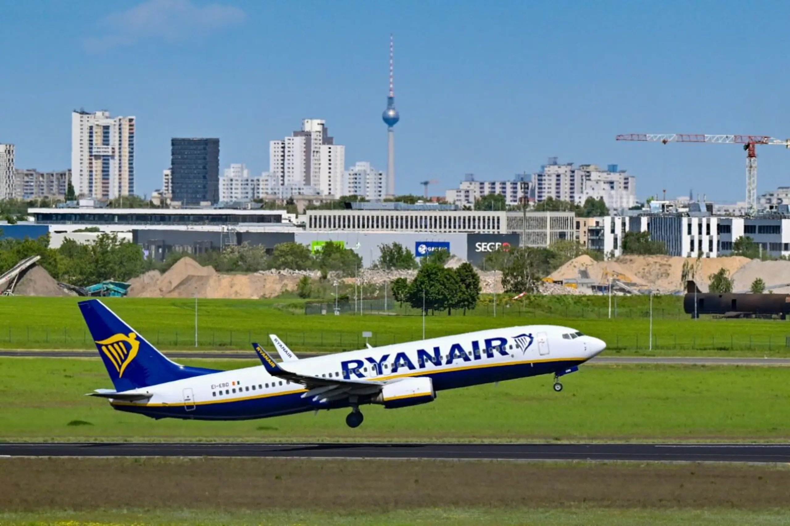 ++ ARCHIVBILD ++ Die Billig-Fluglinie hebt künftig seltener vom Flughafen Berlin ab