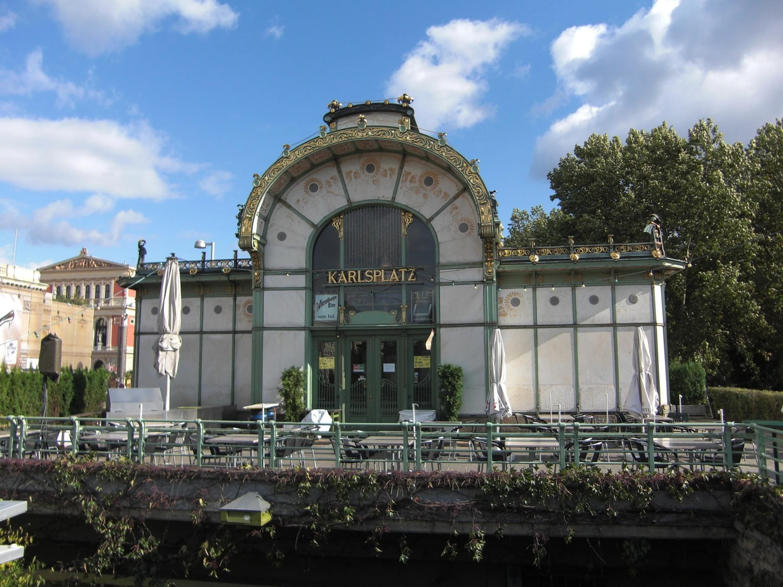 U-Bahn-Station Karlsplatz in Wien