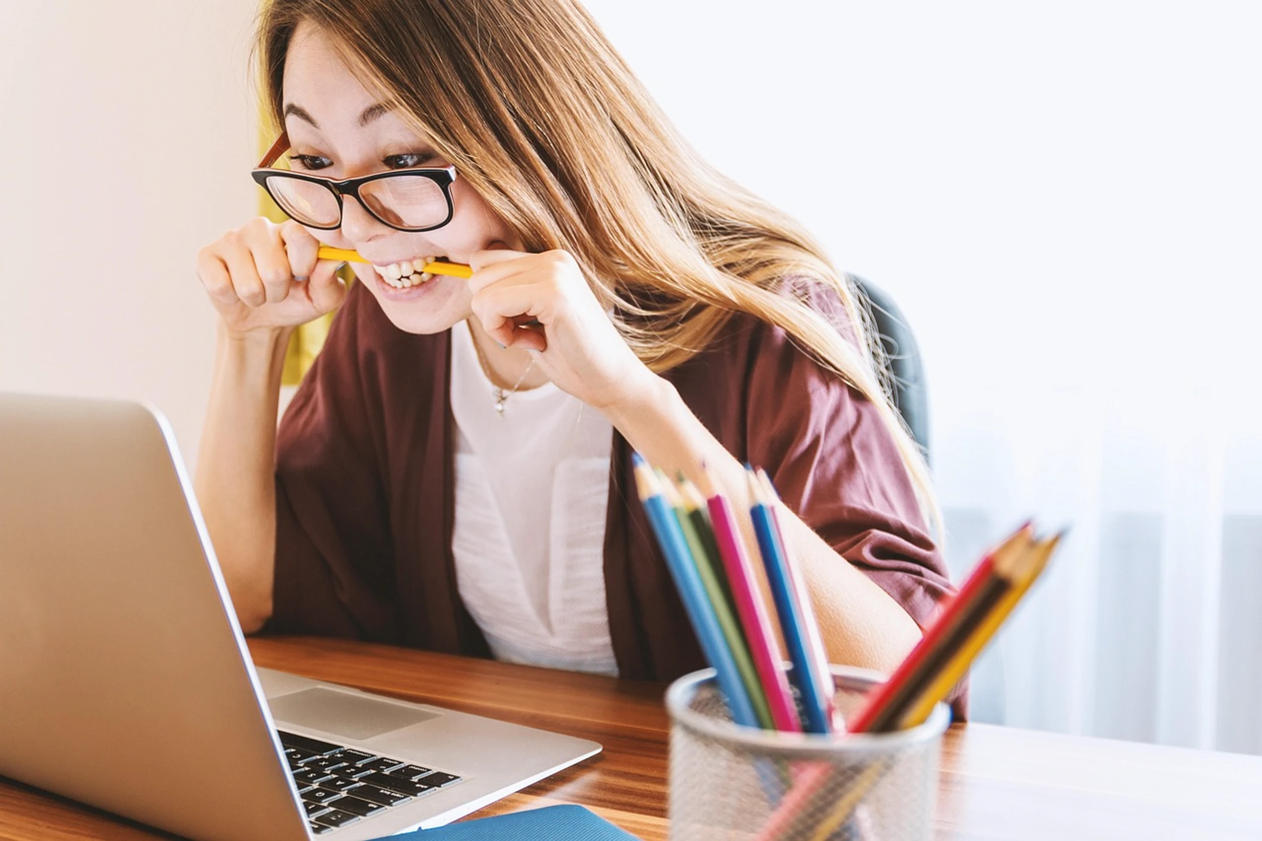 Junge Frau arbeitet an einem Laptop