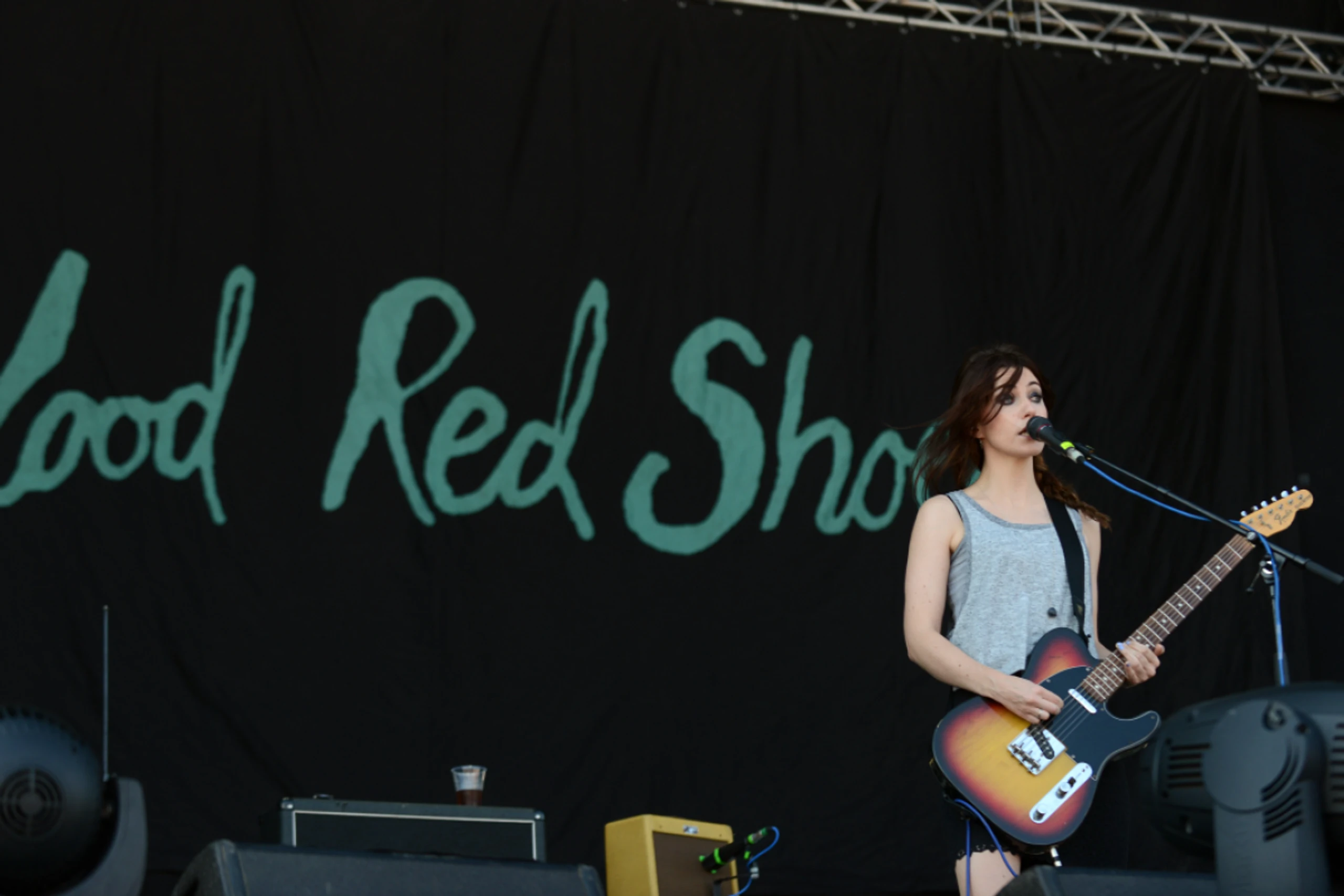 Laura-Mary Carter bei einem Auftritt am Frequency 2012