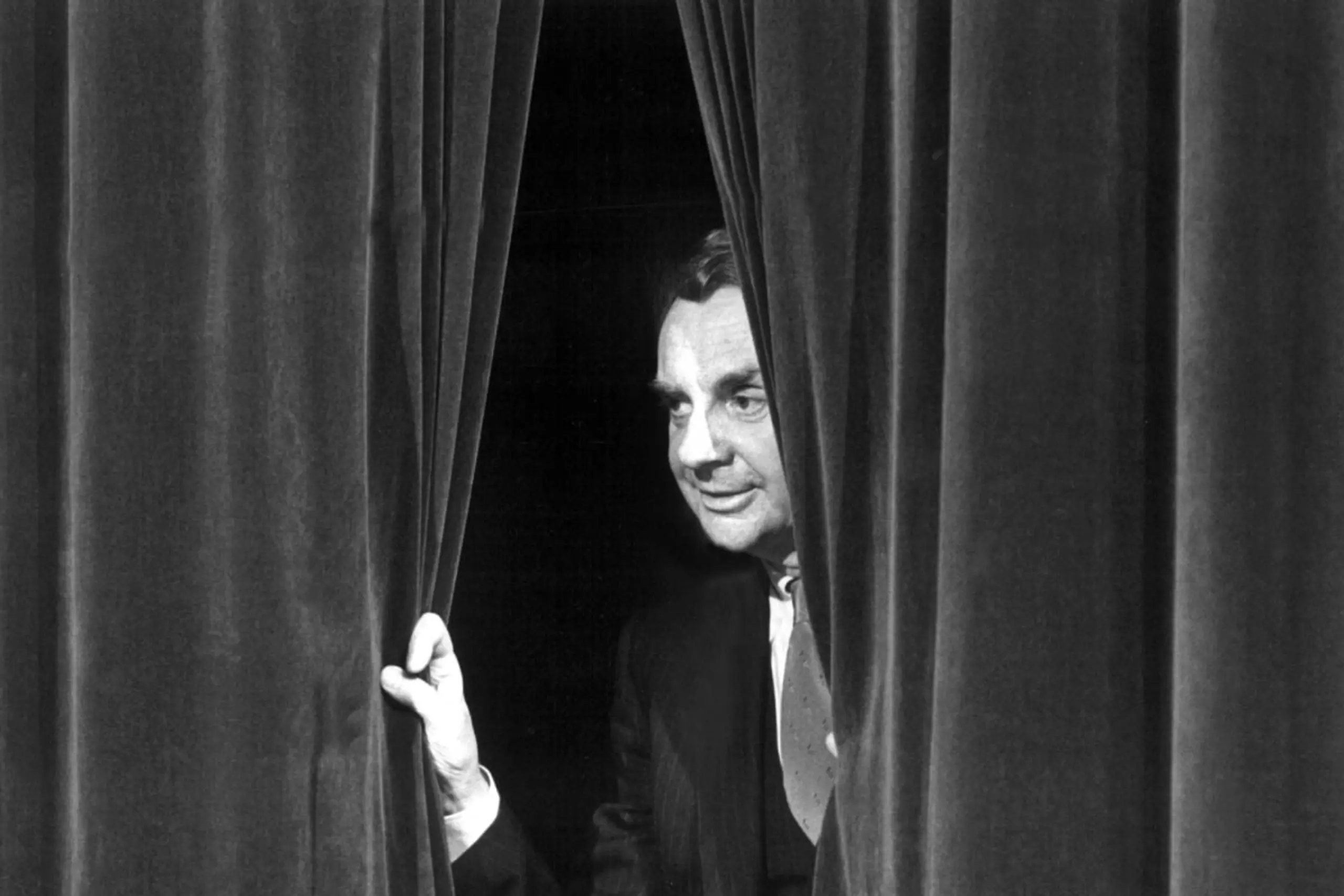 ++ ARCHIVBILD ++ Von Harald Juhnke wird ein Smoking versteigert
