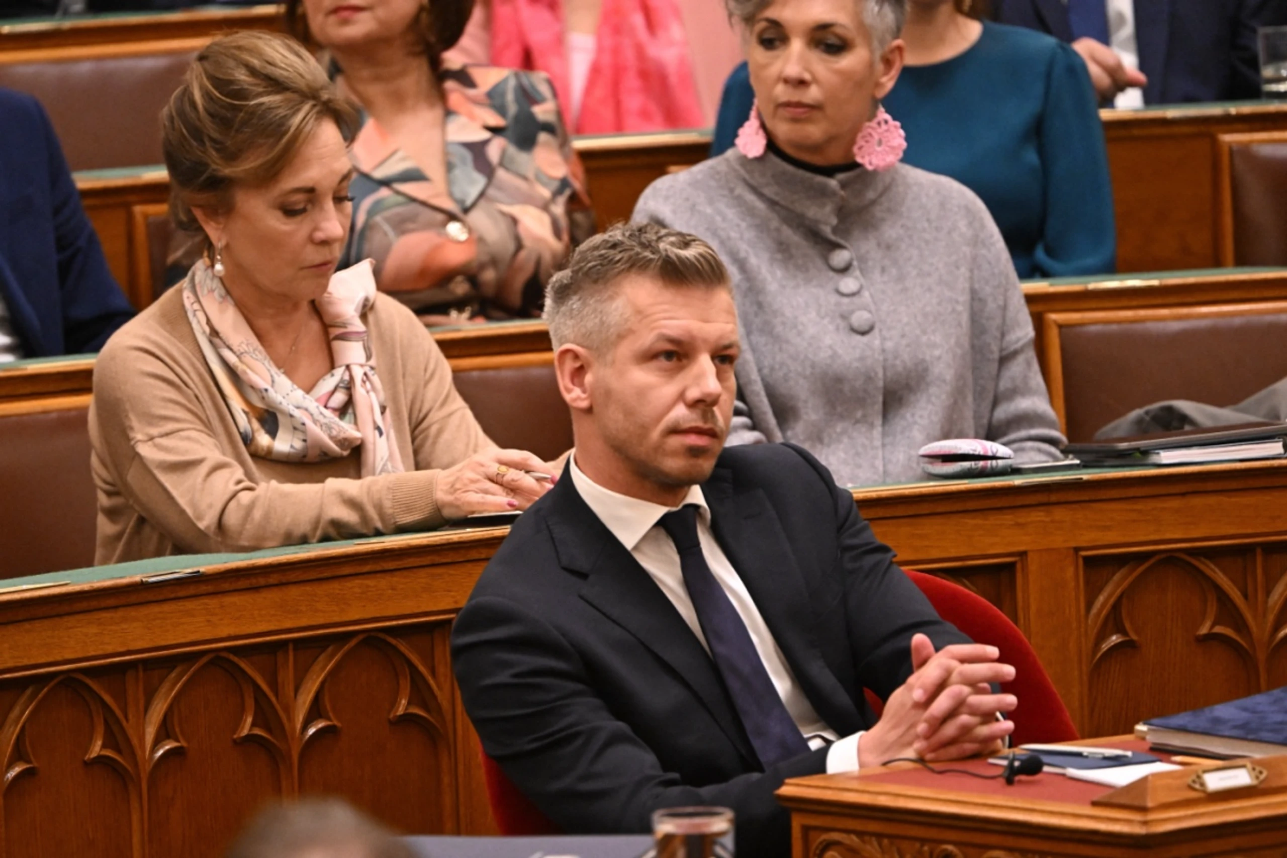 Ungarns Premier Magyar bei einer Sitzung im Parlament