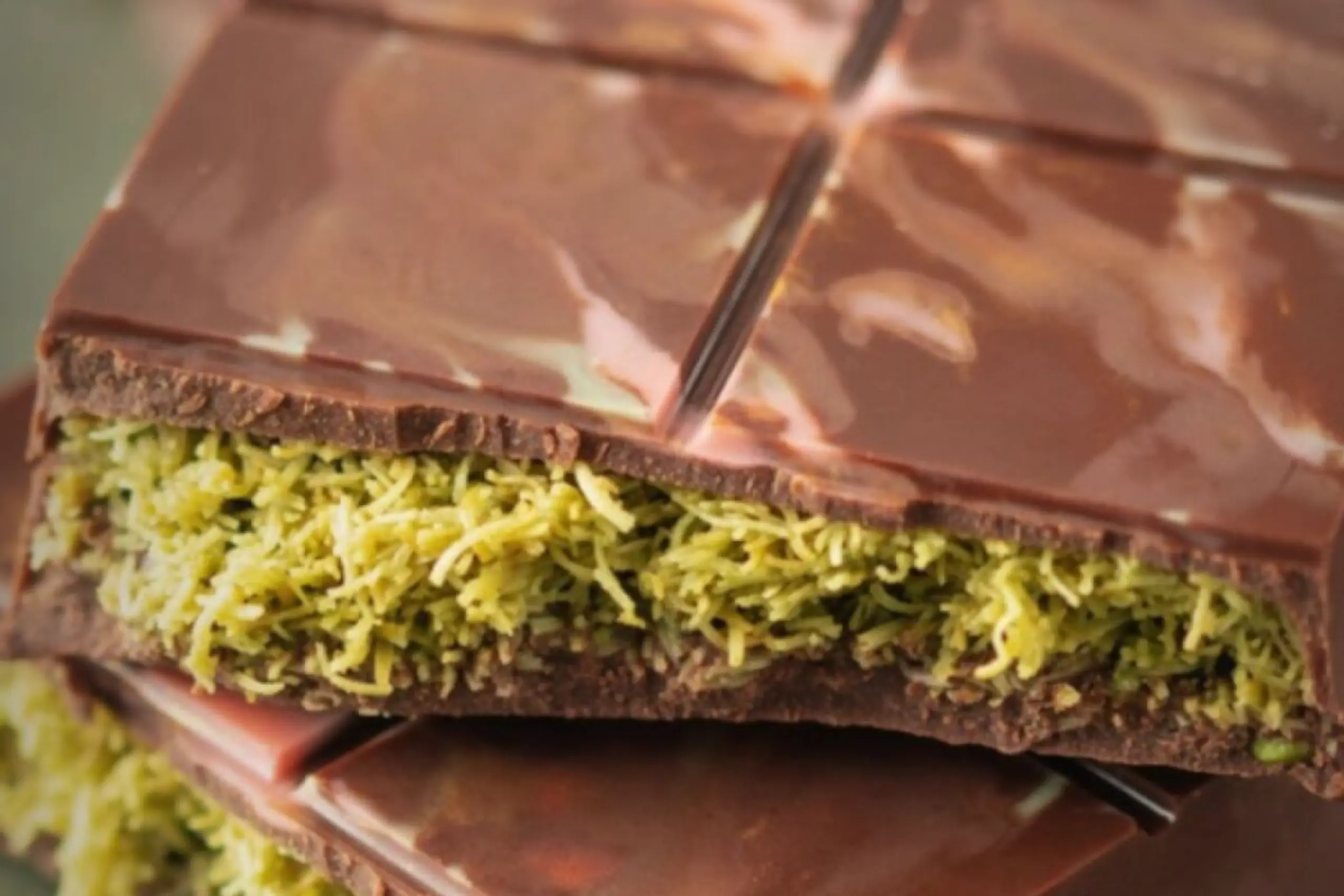 Dubai-Schokolade ist mit Pistaziencreme und Kadayif-Teigfäden gefüllt
