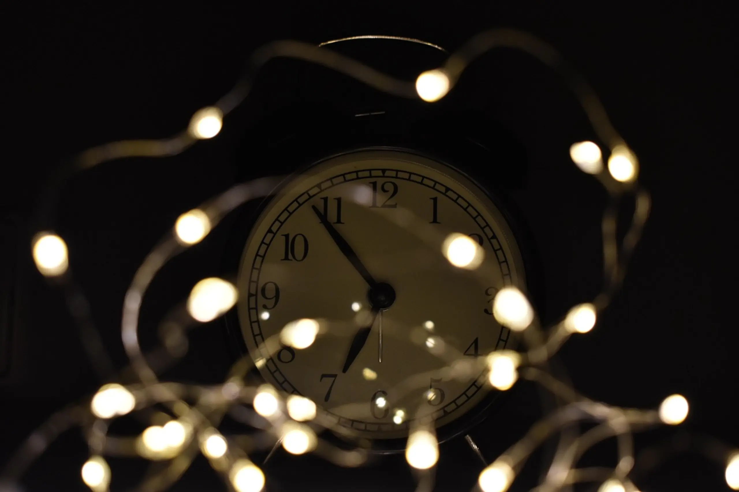 Uhr in herbstlichem Abendlicht, Symbol für die Zeitumstellung auf Winterzeit