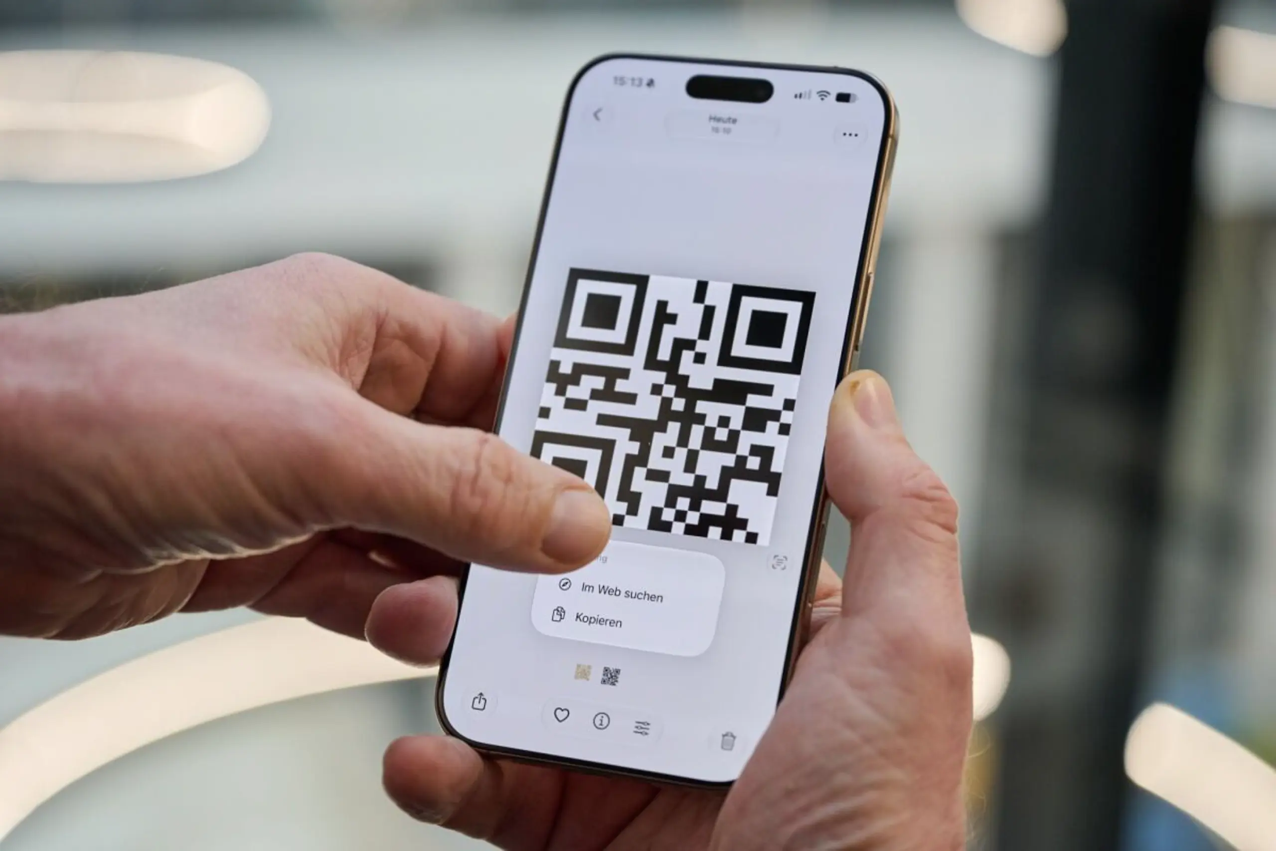 Auf iPhones muss der QR-Code in der Fotos-App abgespeichert werden