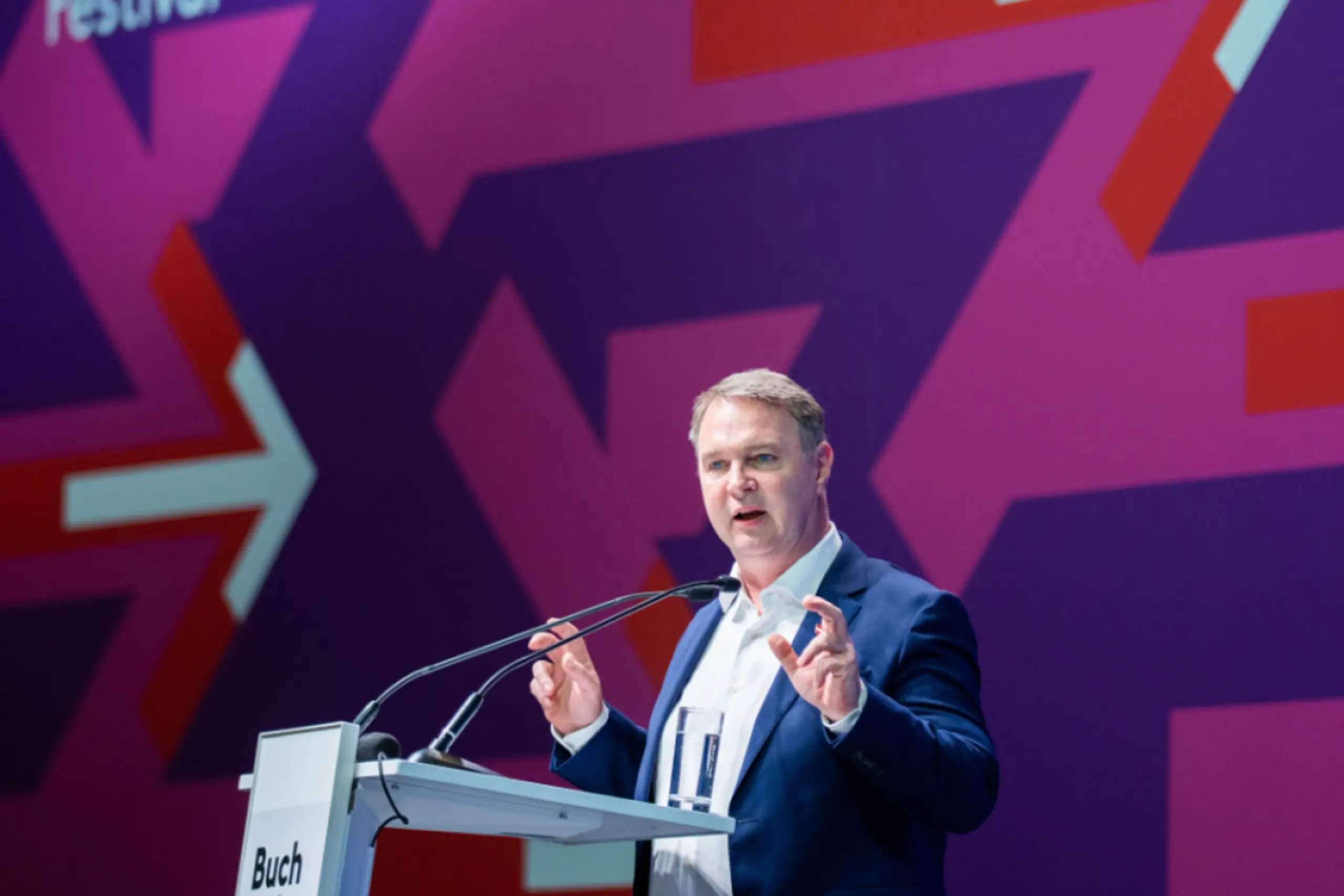 Kulturminister Babler bei der Eröffnung der "Buch Wien 2025"