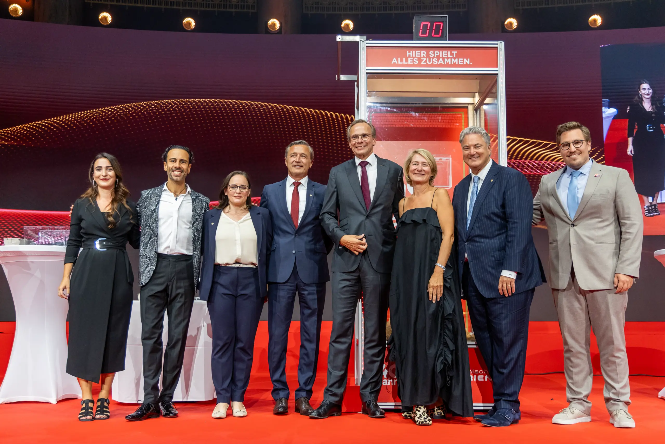: Große Freude bei den ausgelosten Partnerorganisationen nach der Neuauflage der legendären Gelddusche im Rahmen des 40-Jahr-Jubiläums der Österreichischen Lotterien.