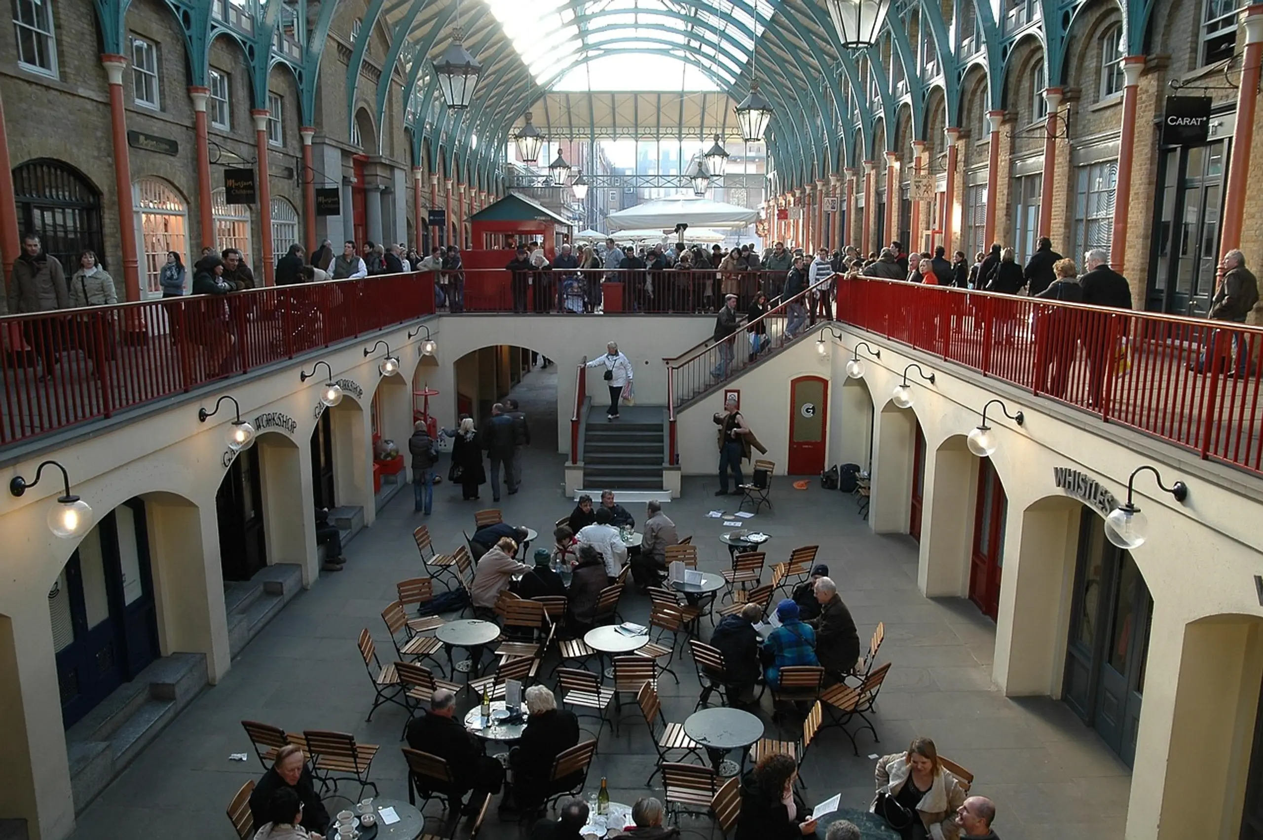 Markthalle in Covent Garden in London mit historischen Arkaden und Restaurants