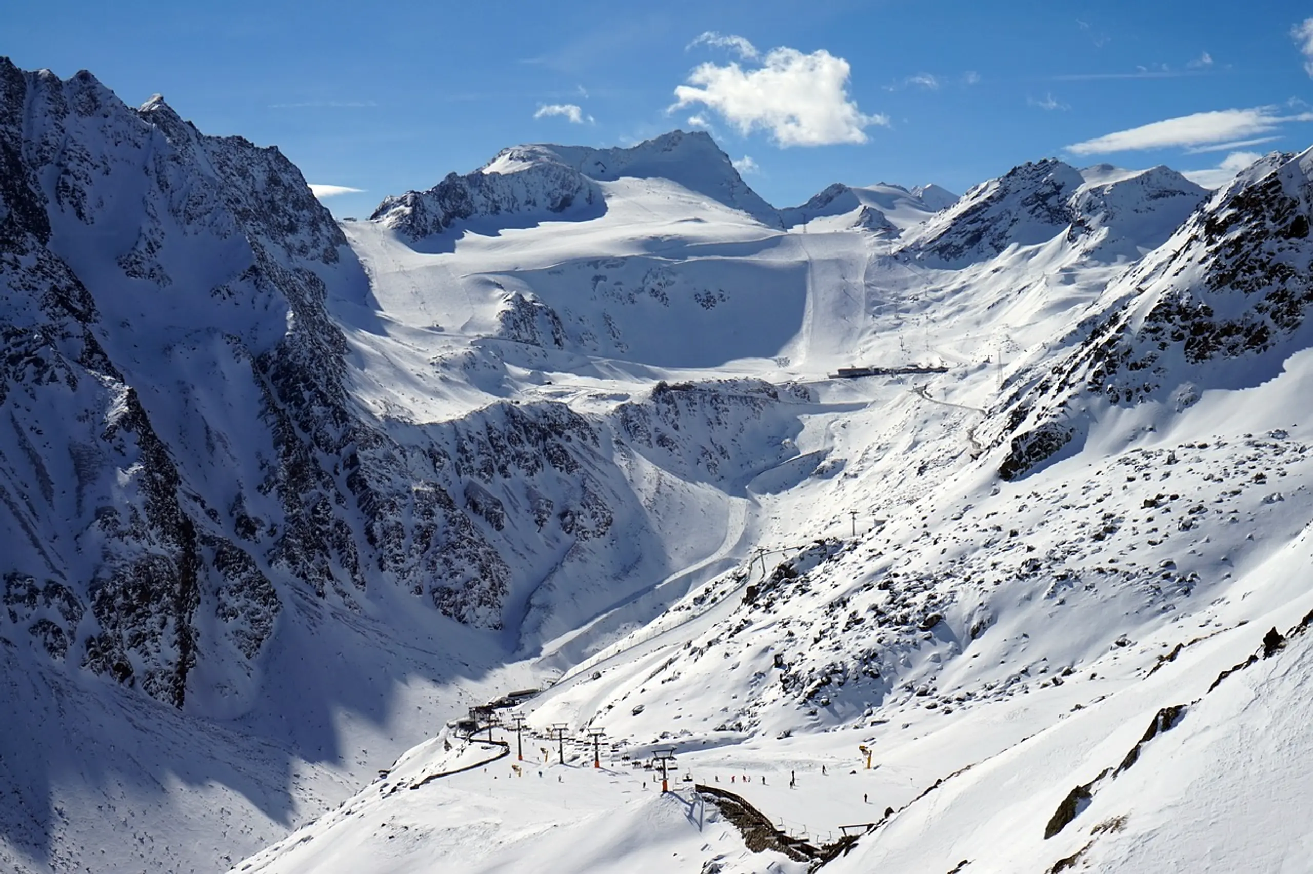 Verschneite Gipfel und Skipisten in Sölden im Ötztal