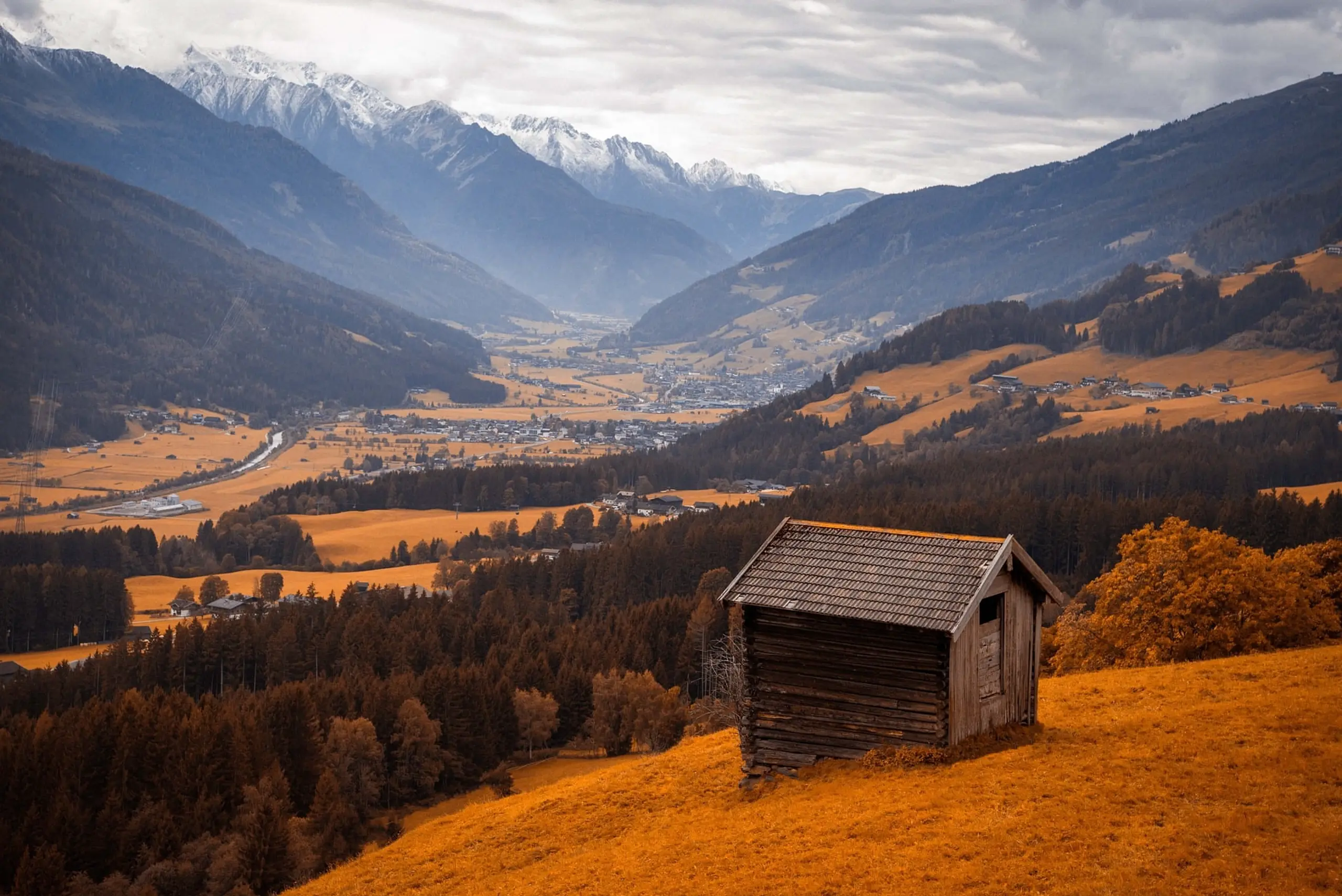 Herbstlich gefärbtes Tal in den österreichischen Alpen mit Holzhütte