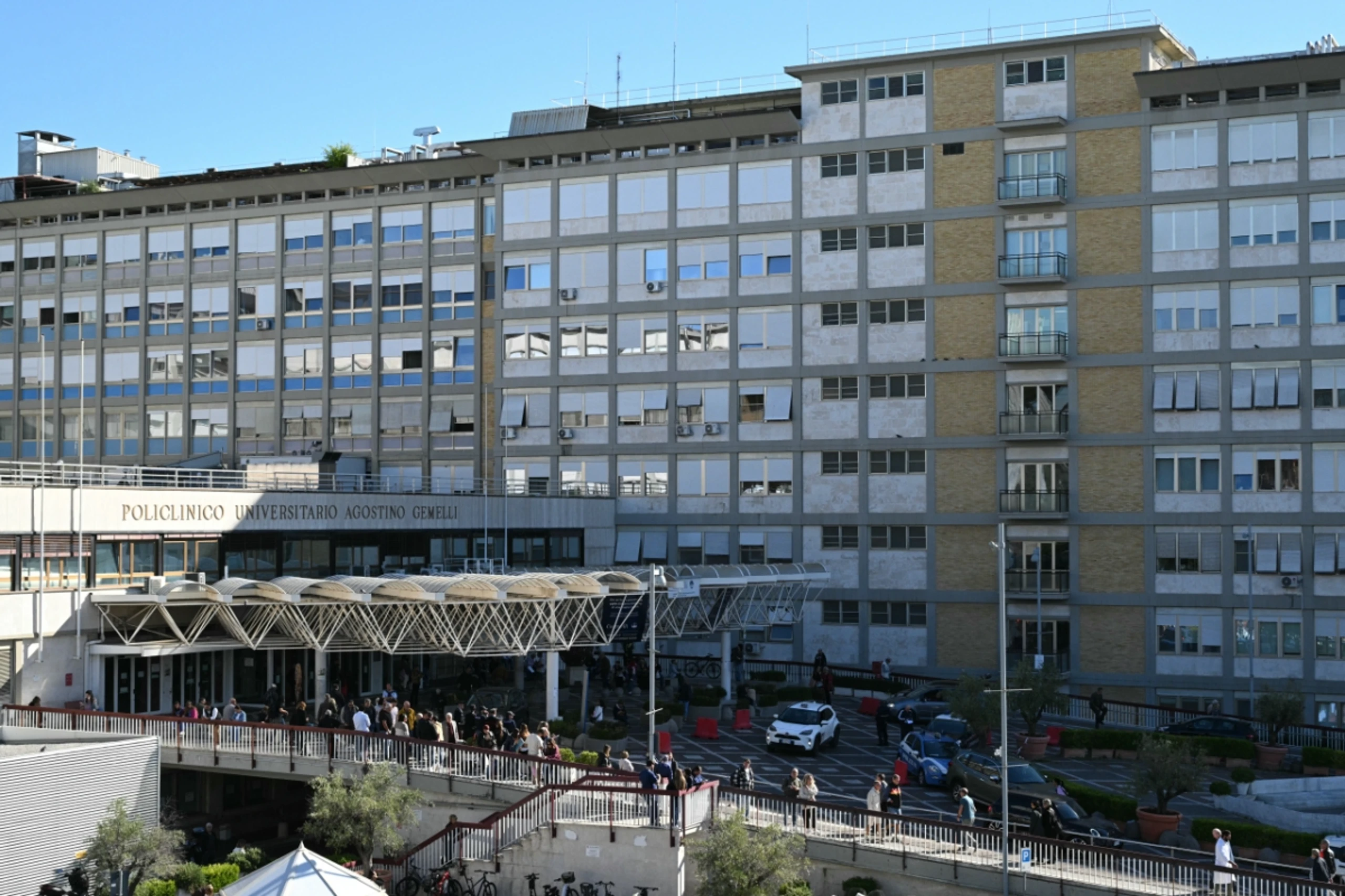 Heiliger Vater zur Behandlung im römischen Gemelli-Krankenhaus