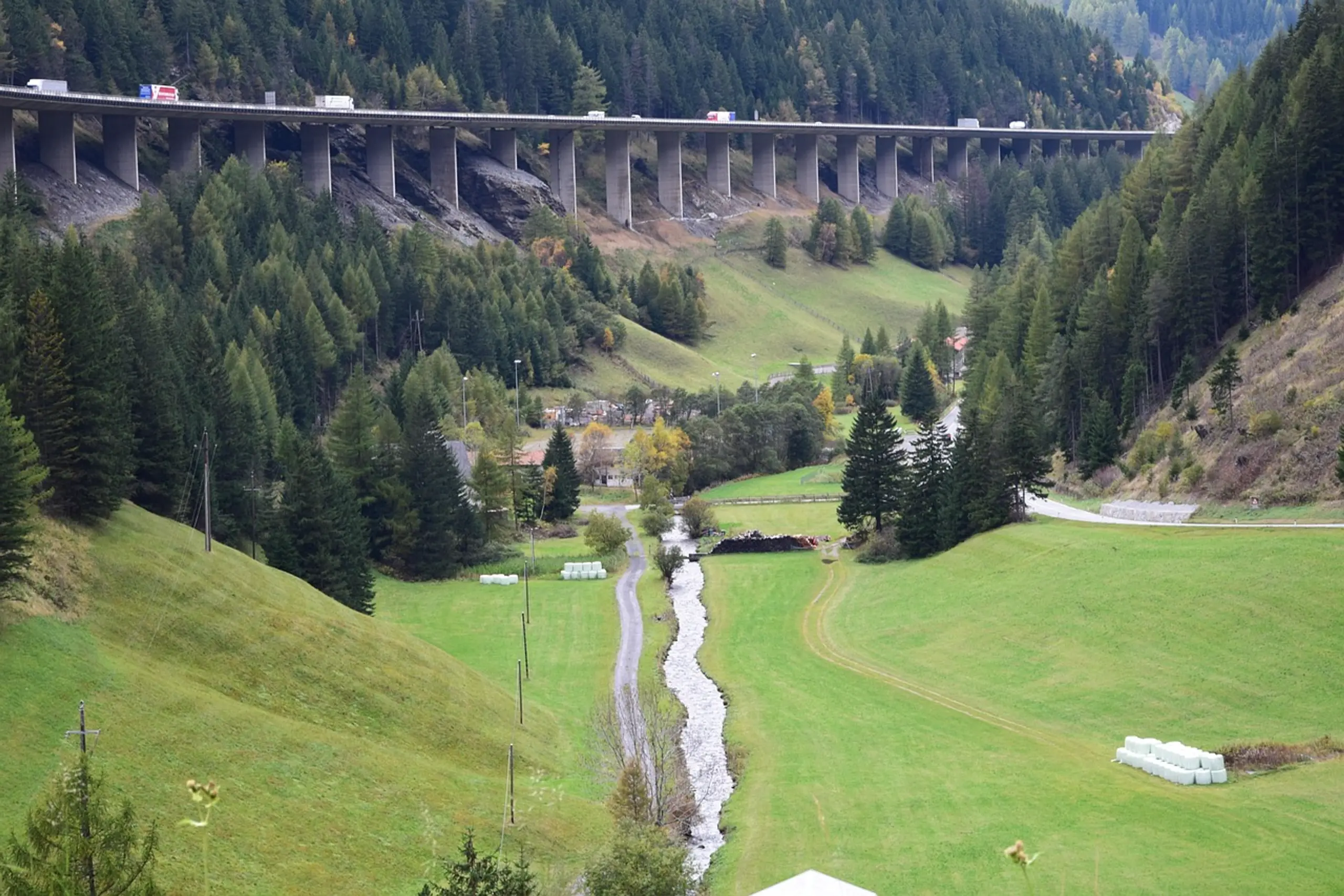 Brennerautobahn mit Brücke in den Tiroler Bergen