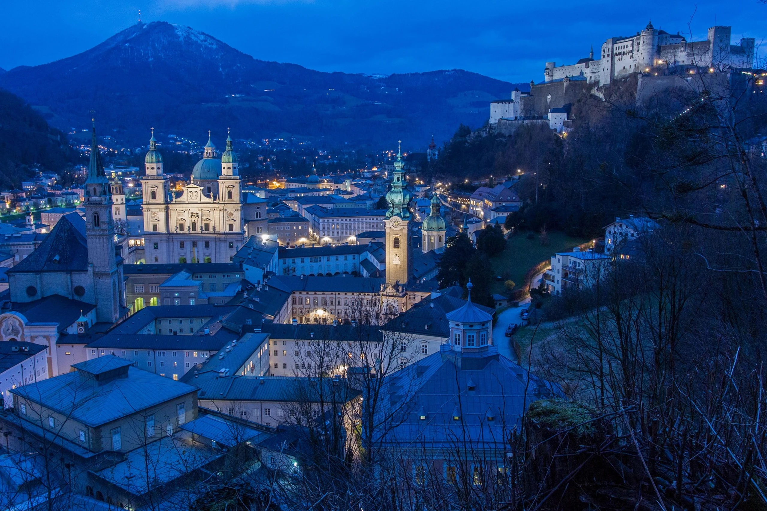 Abendpanorama der Salzburger Altstadt mit Festung Hohensalzburg und Dom