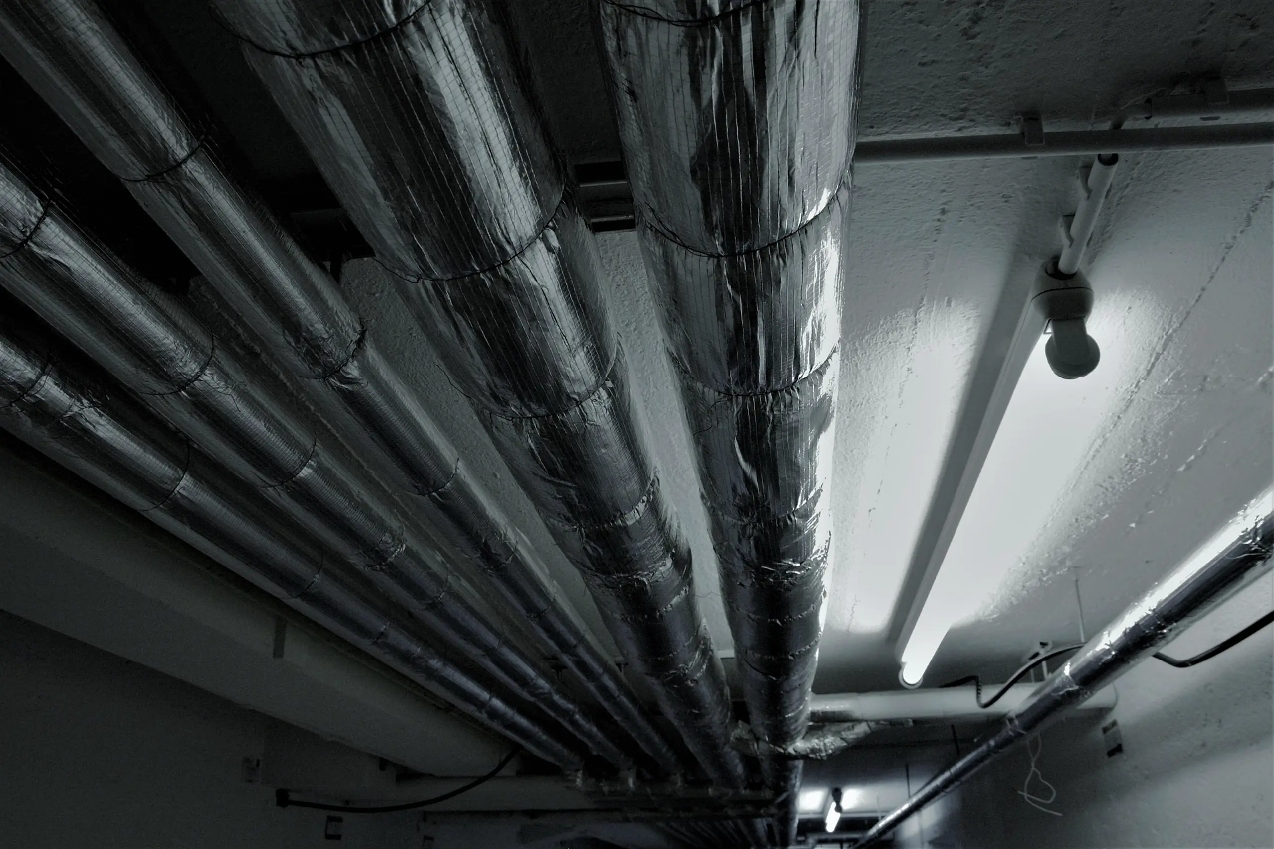 Rohrleitungen an der Decke eines Kellers