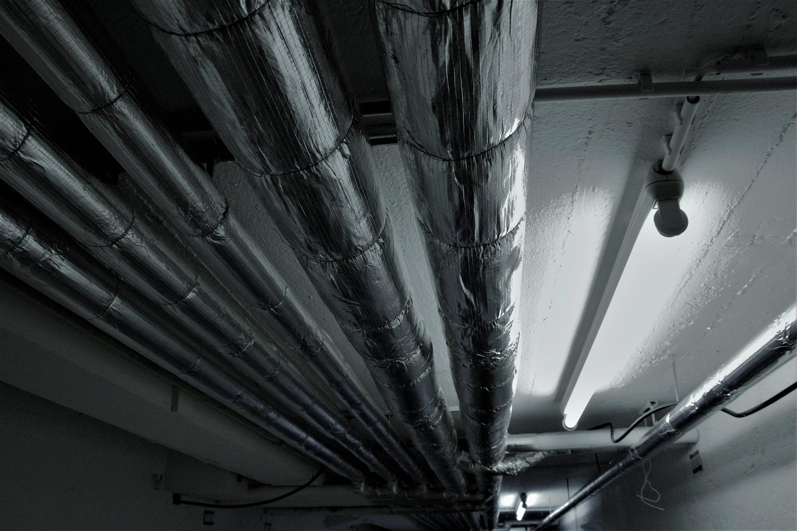 Rohrleitungen an der Decke eines Kellers