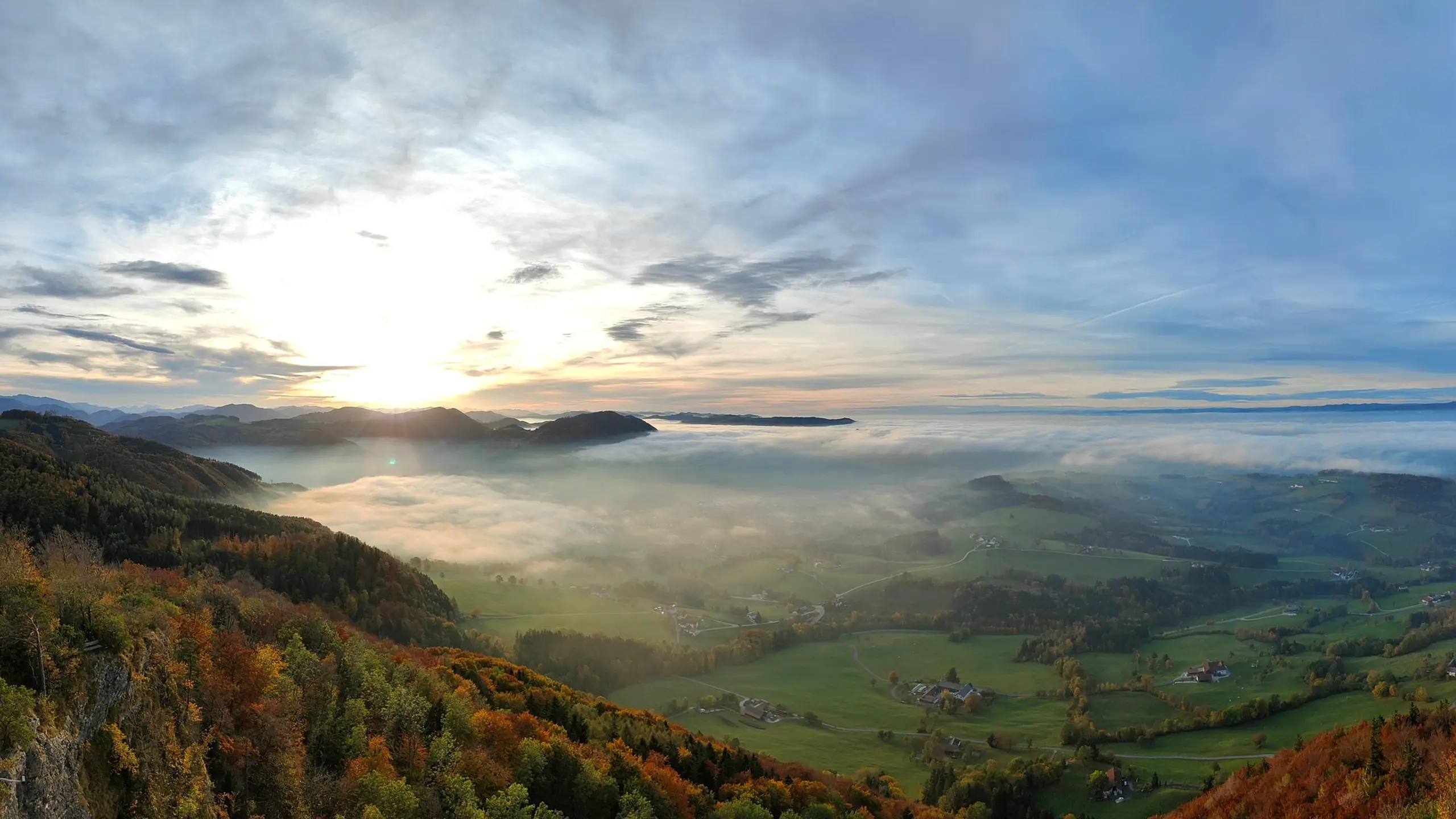 Herbstliche Abendstimmung mit Nebel im Mostviertel