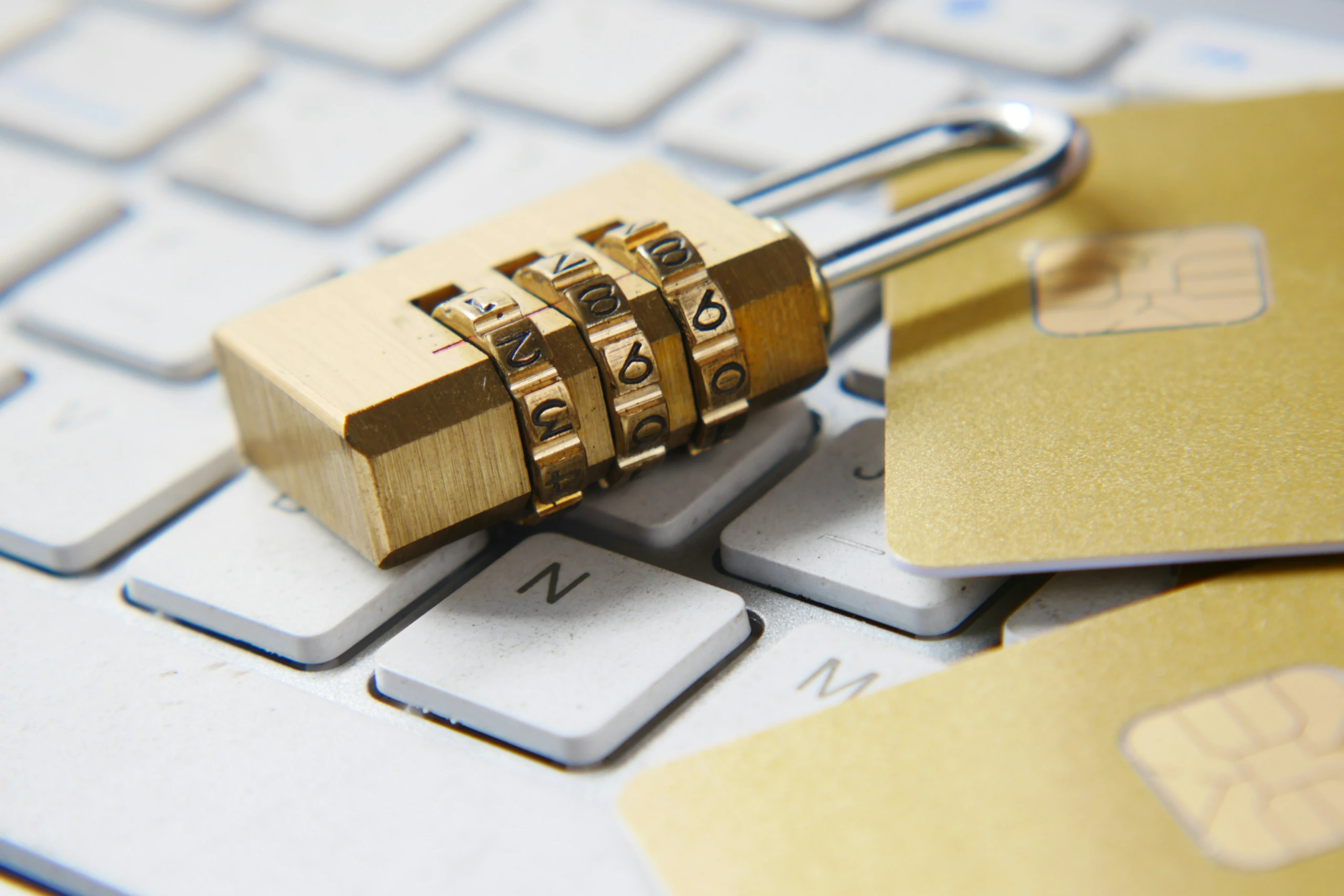 Ein goldenes Vorhängeschloss liegt auf einer Computertastatur