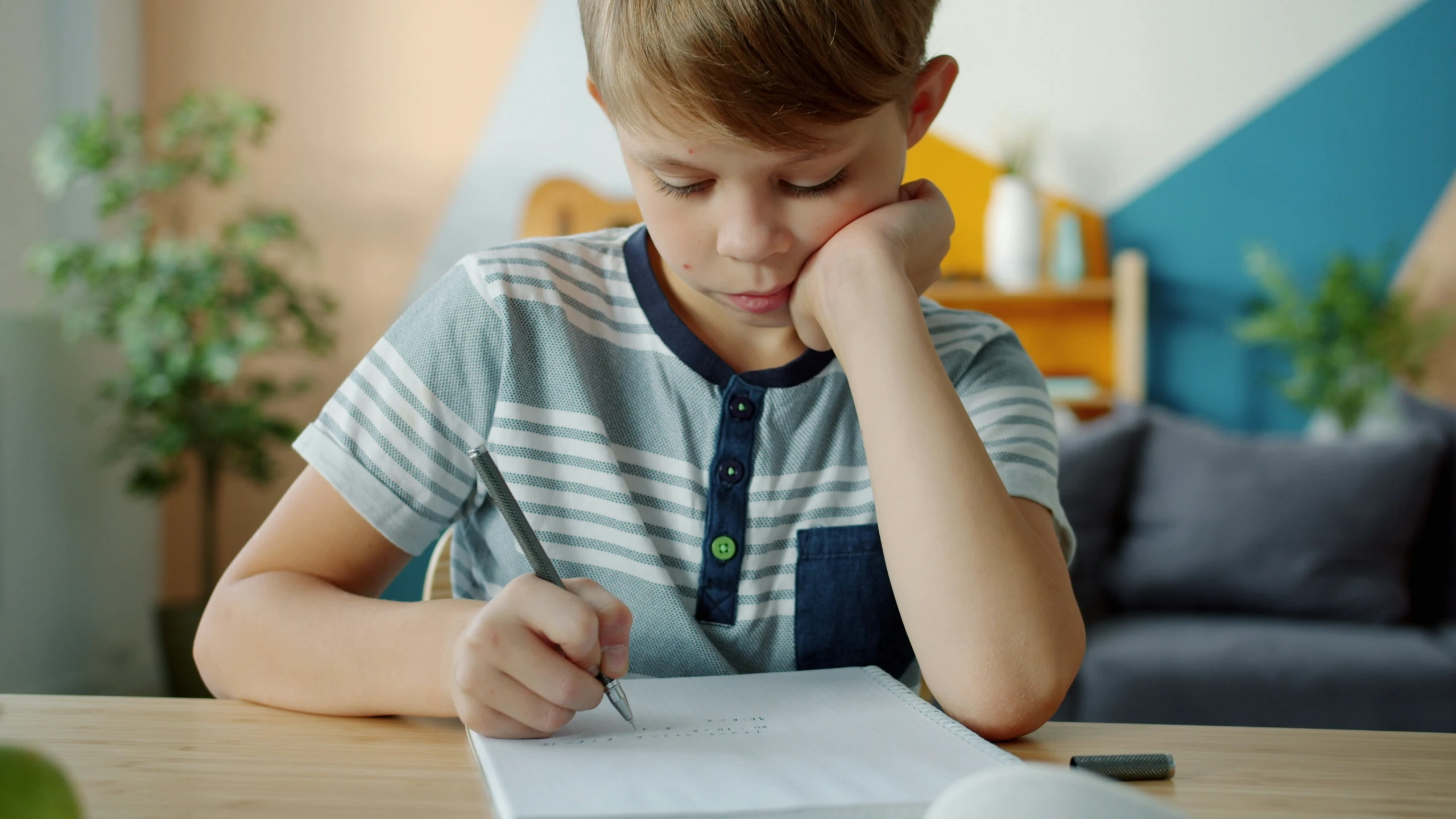 Kind macht Hausübung am Schreibtisch