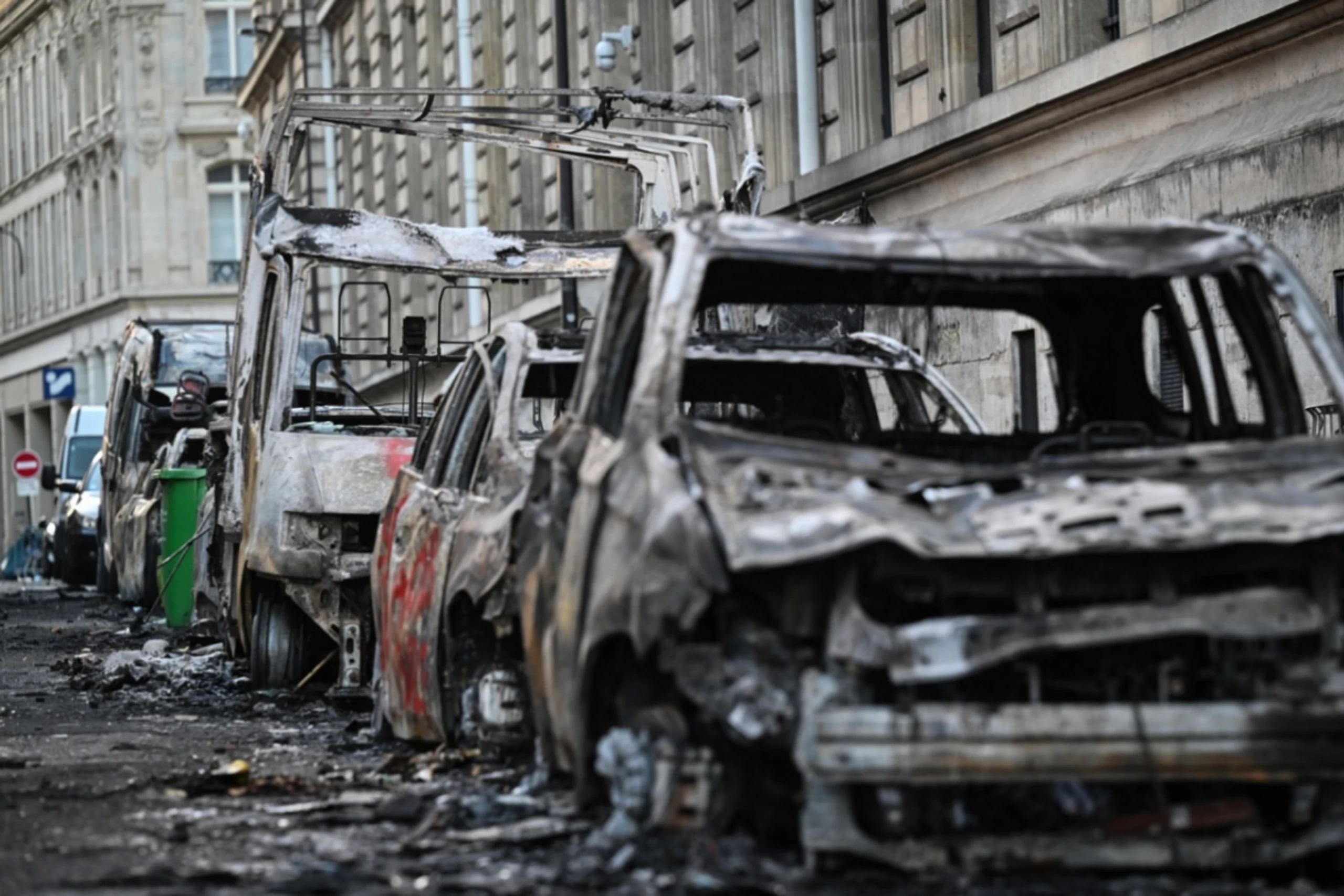 Zerstörte Auos nach Protesten in Frankreich in Paris