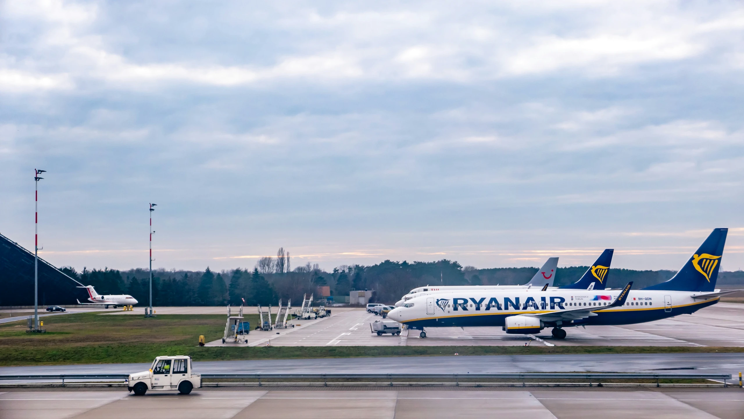 Ryanair-Flugzeuge auf dem Vorfeld eines Flughafens